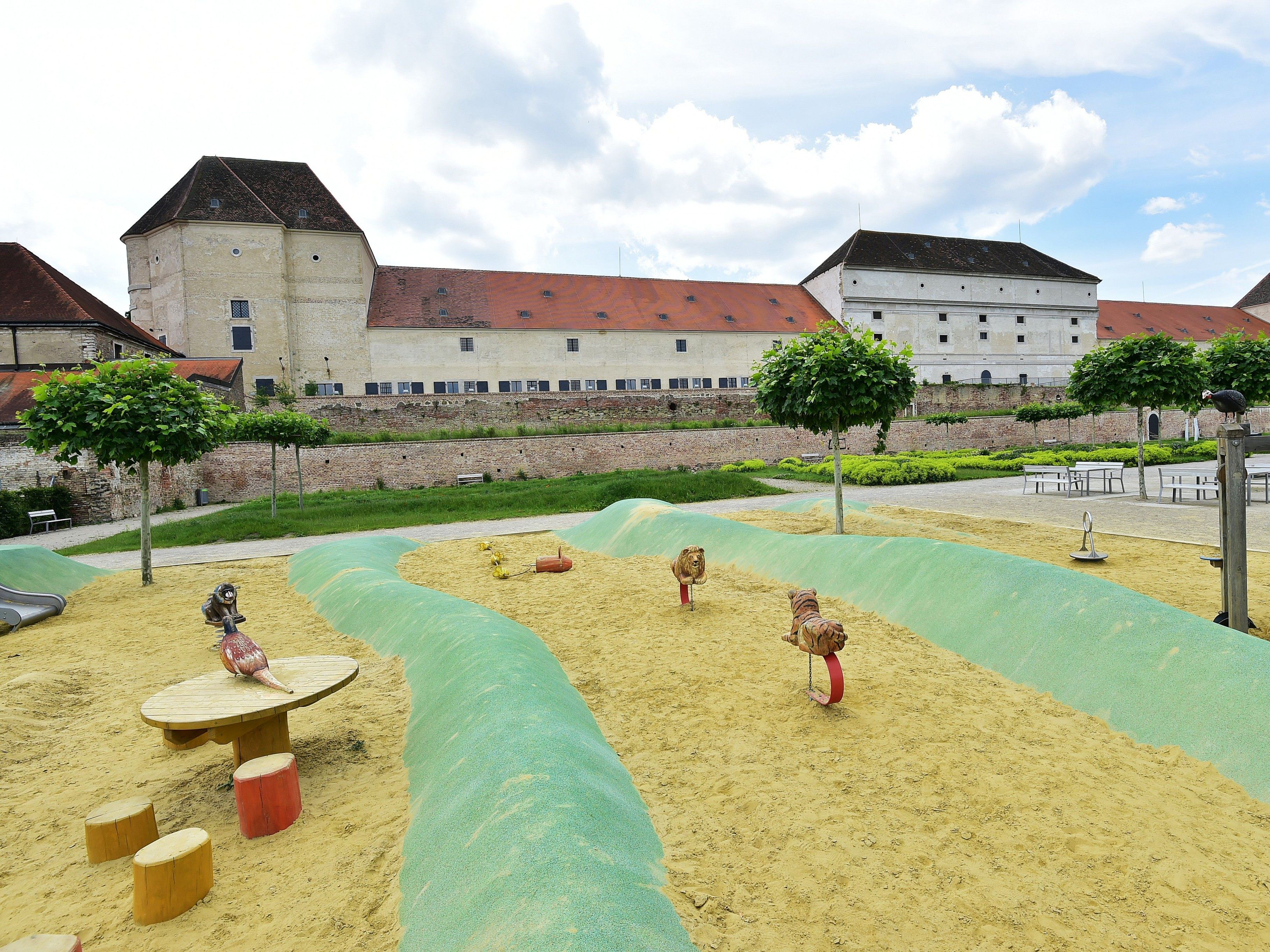 Das Schloss Neugebäude lockt am Wochenende mit einem bunten Programm.