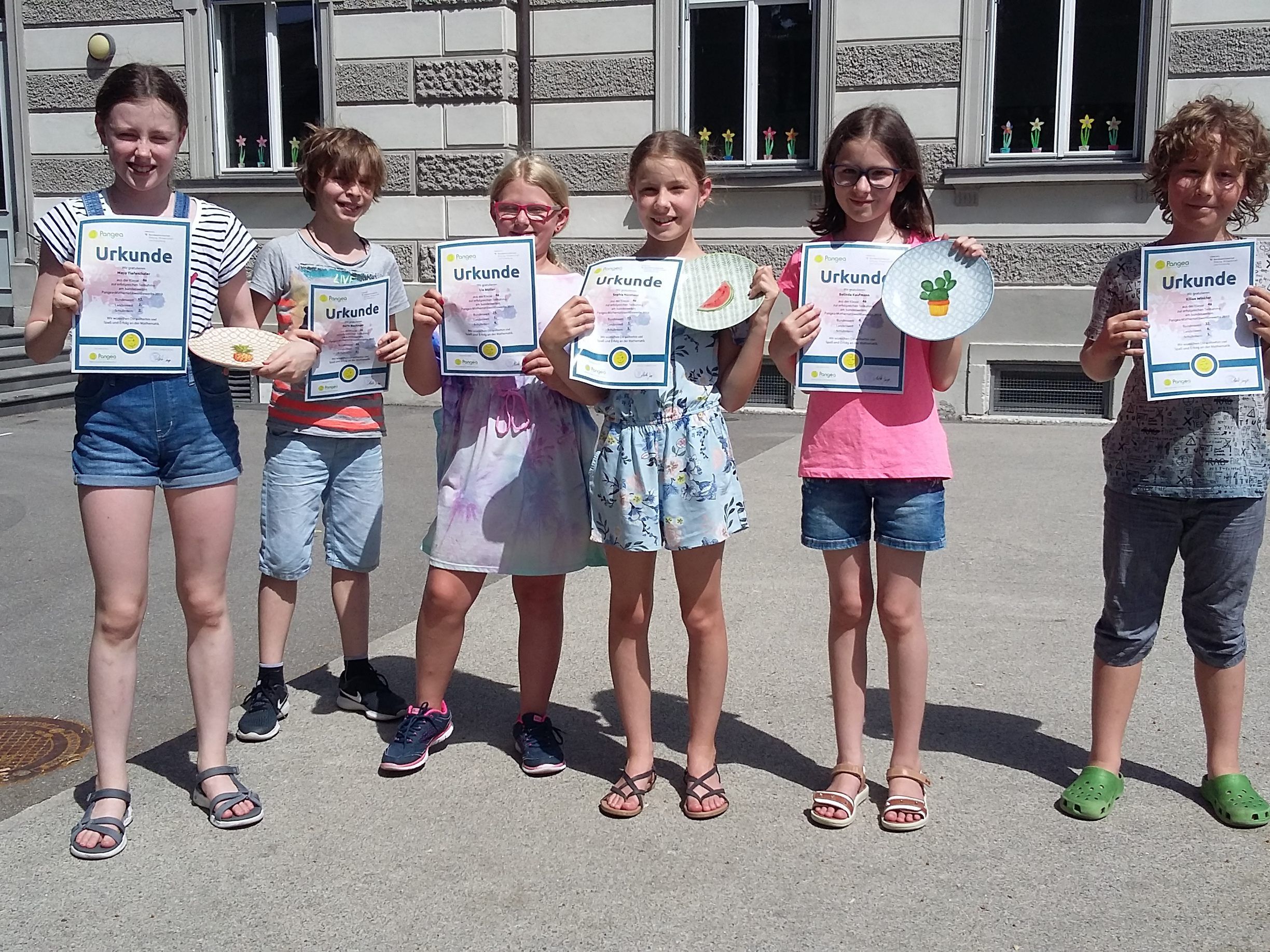 Die stolzen Kinder vor ihrer Schule