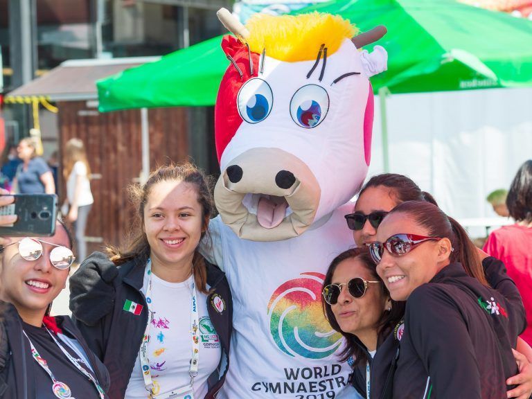 Sobald Simon Pastor in sein Dorli-Kostüm geschlüpft ist, geht die Post ab.