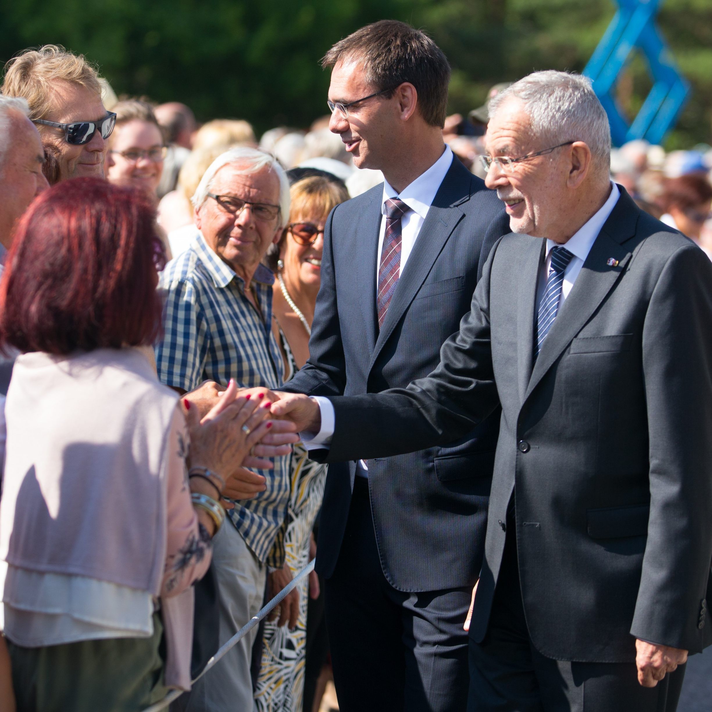 Van der Bellen und Wallner begrüßen die Zaungäste.
