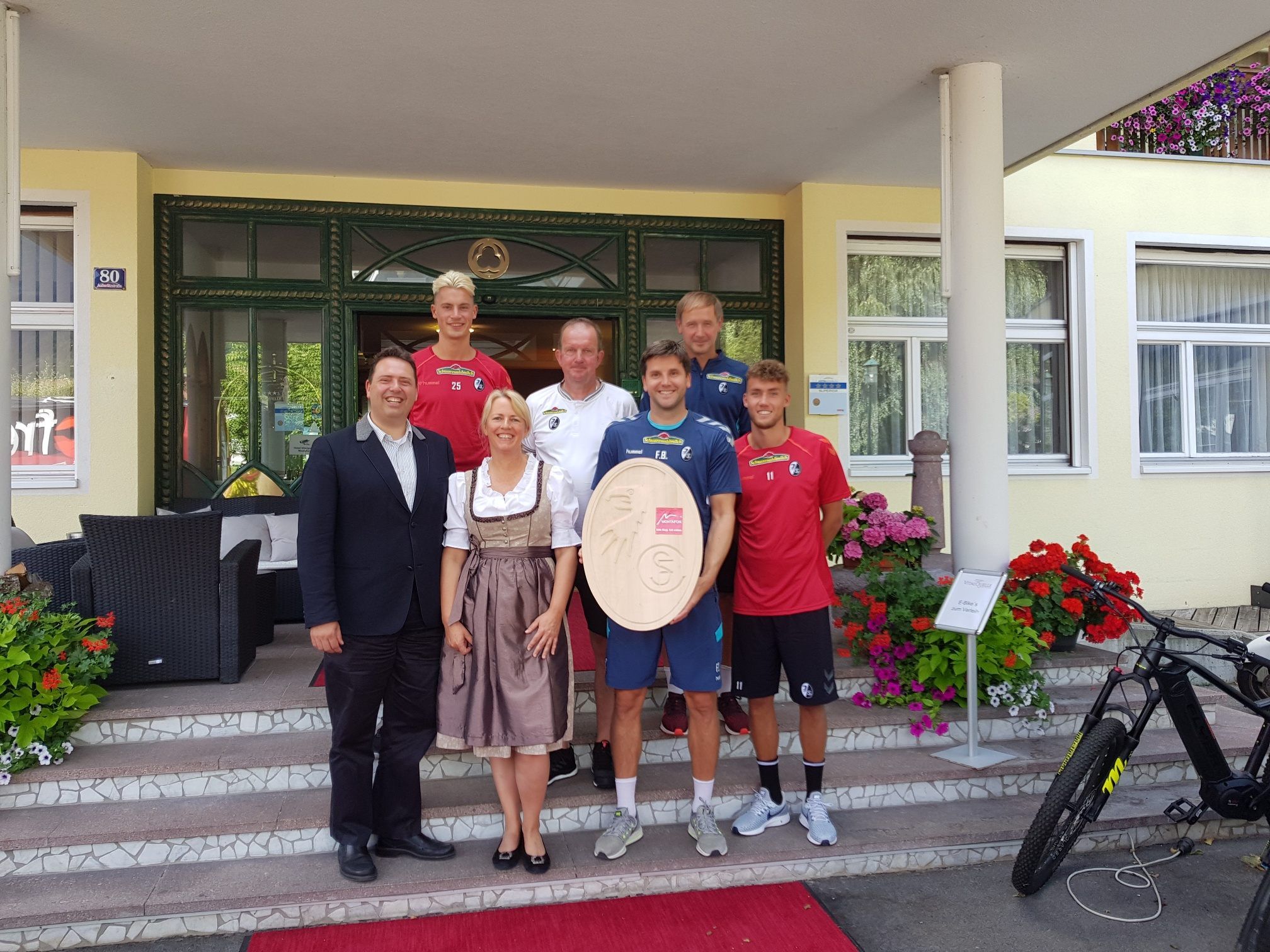 Manuel Bitschnau begrüßte Spieler und Begleiter des SC Freiburg vor dem Hotel Vitalquelle Montafon.