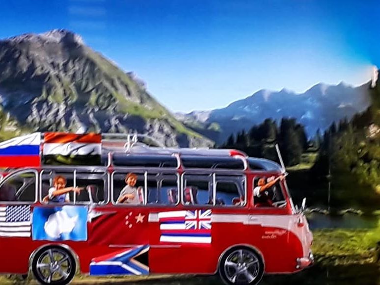 Mit den knallroten Bus, ging es um die Welt... Mit den knallroten Bus, ging es um die Welt...