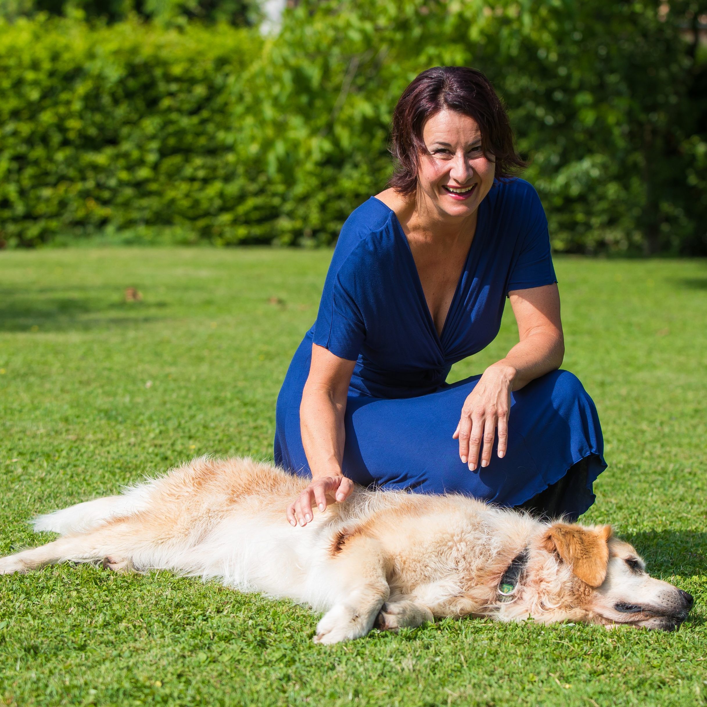 Im großen Garten ihres Hauses in Hard fühlt sich nicht nur „Happy“ pudelwohl. Hier tankt auch Susanne Marosch gerne Kraft für die bereichernde, zuweilen aber auch belastende Arbeit.