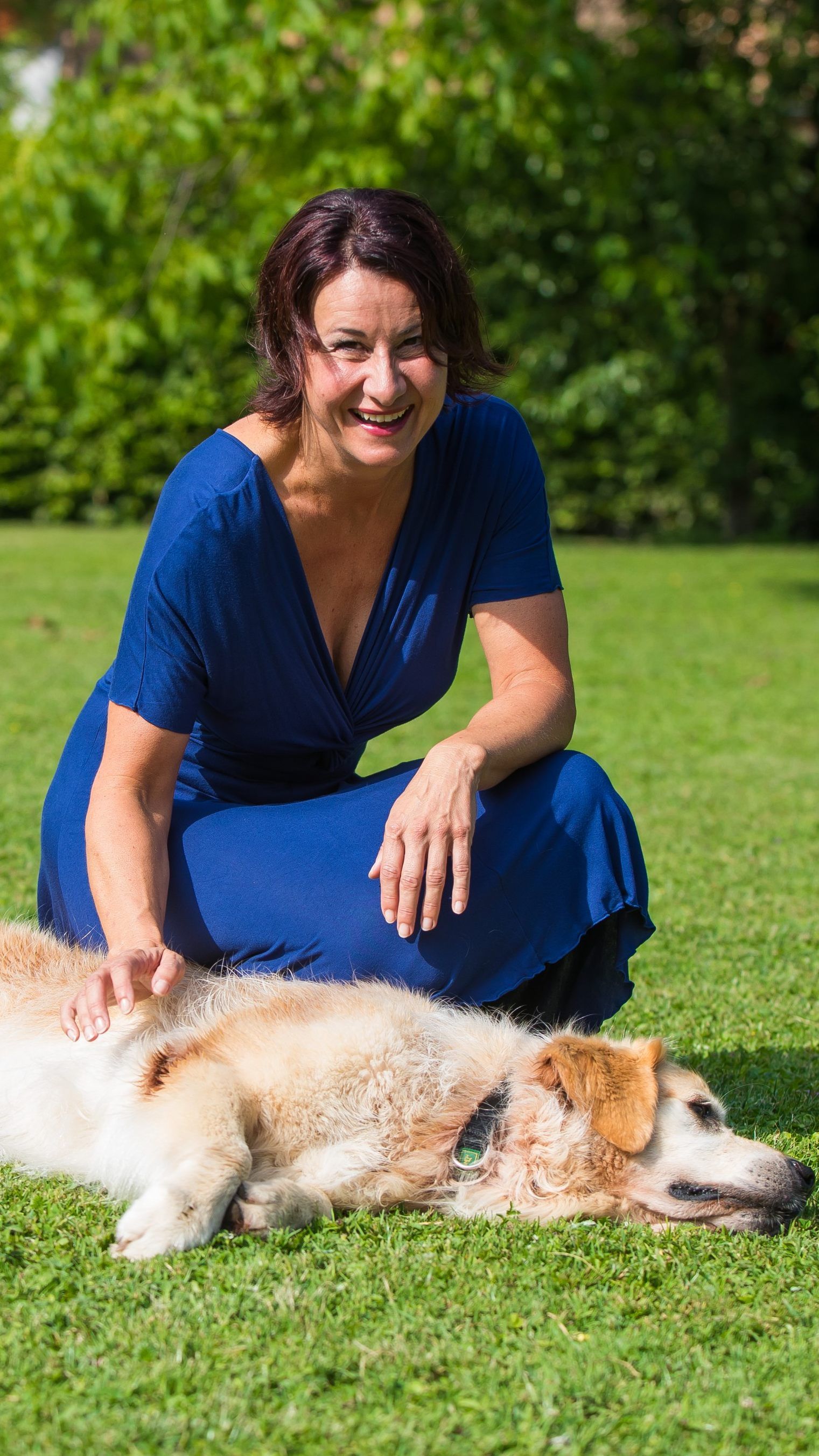 Im großen Garten ihres Hauses in Hard fühlt sich nicht nur „Happy“ pudelwohl. Hier tankt auch Susanne Marosch gerne Kraft für die bereichernde, zuweilen aber auch belastende Arbeit.