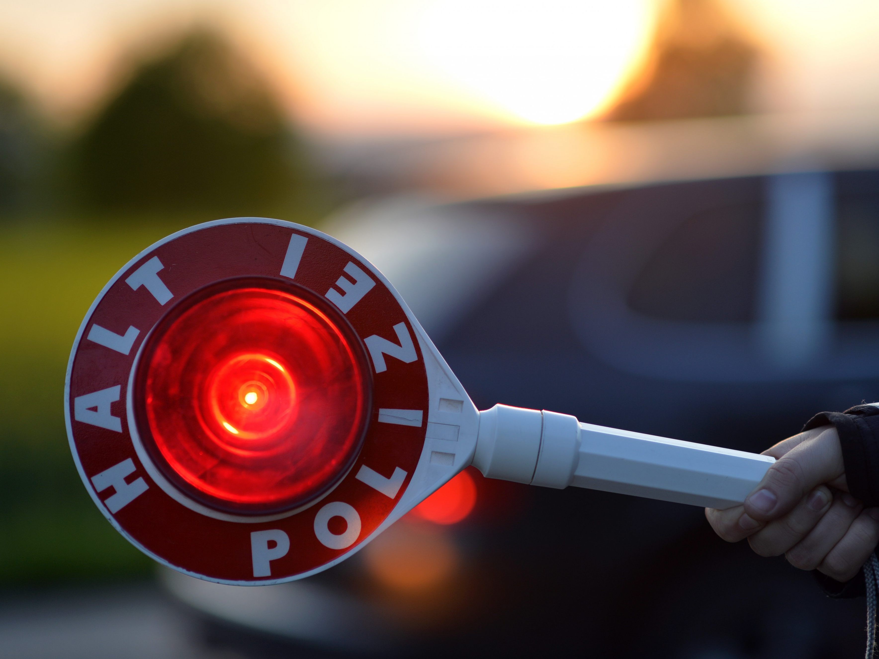 Der alkoholisierte E-Scooter-Lenker entzog sich der Anhaltung durch die Polizei. Der alkoholisierte E-Scooter-Lenker entzog sich der Anhaltung durch die Polizei.