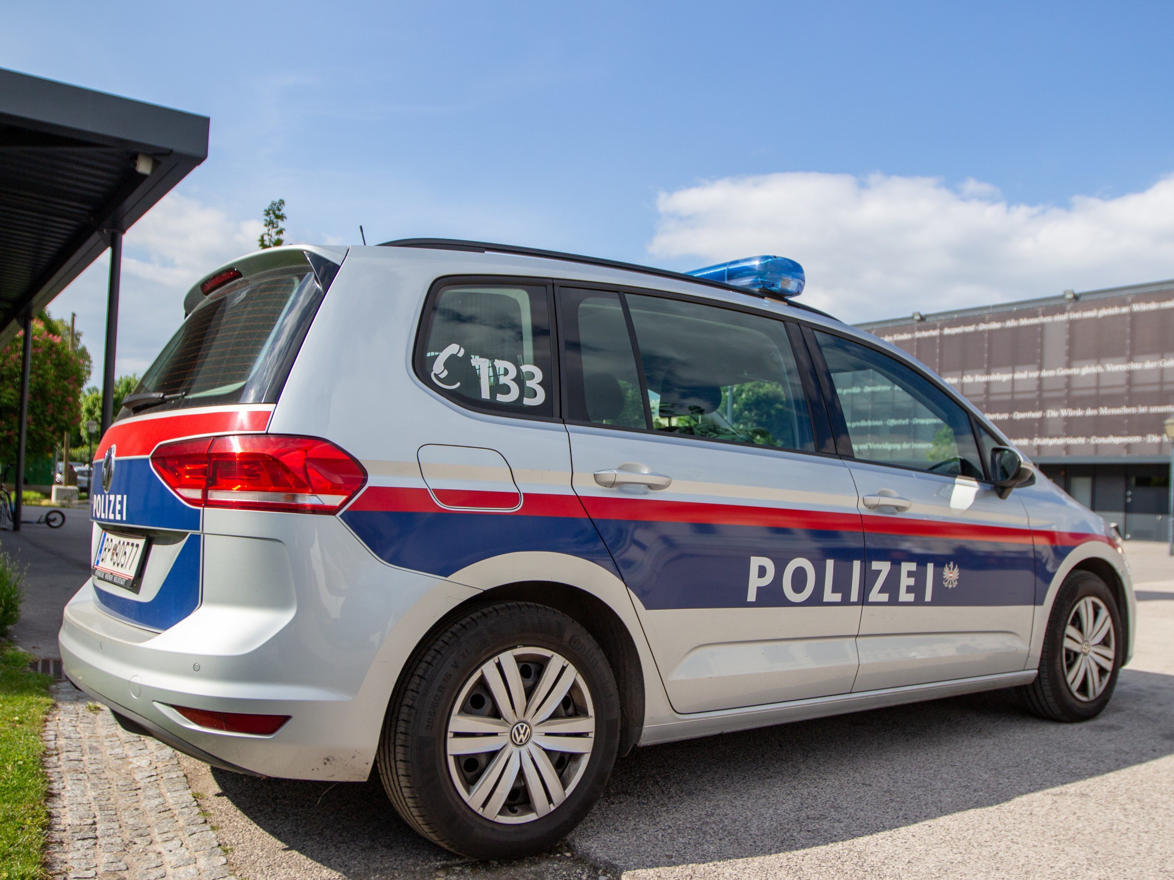 Die Polizei bracht den 36-Jährigen zurück in die JA.