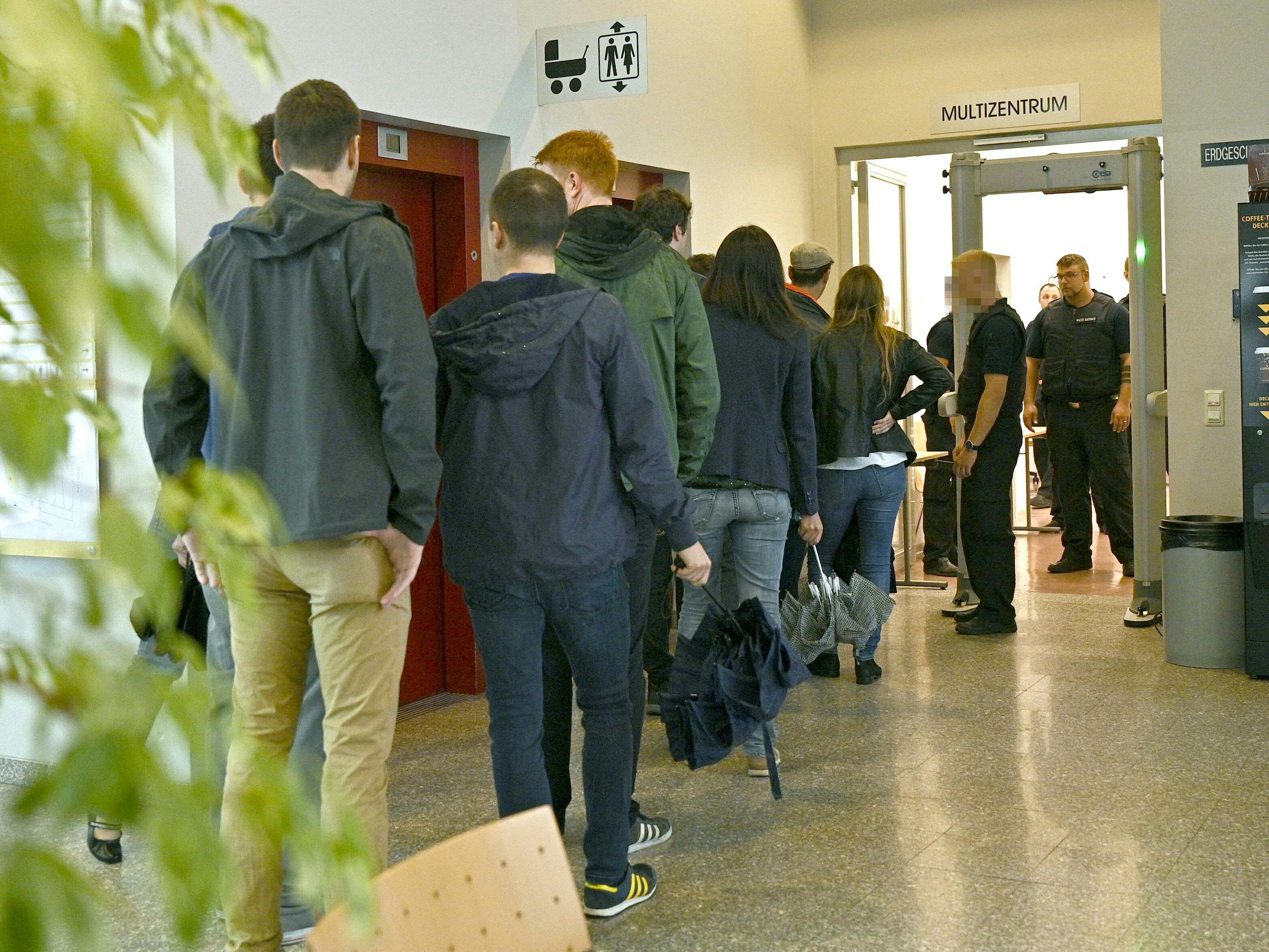 28 Rapid-Anhänger brachten Beschwerde gegen den Polizeieinsatz ein.