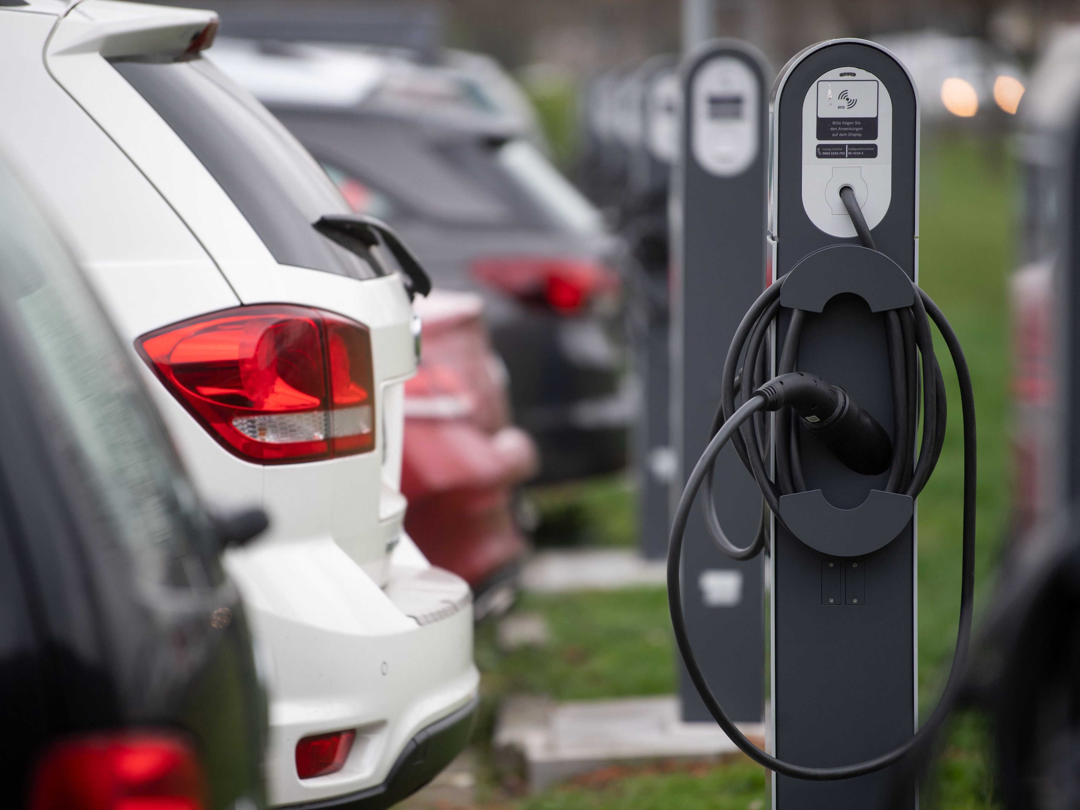 Finden Sie es gut, dass der Lufthunderter nicht für E-Autos gilt? Finden Sie es gut, dass der Lufthunderter nicht für E-Autos gilt?