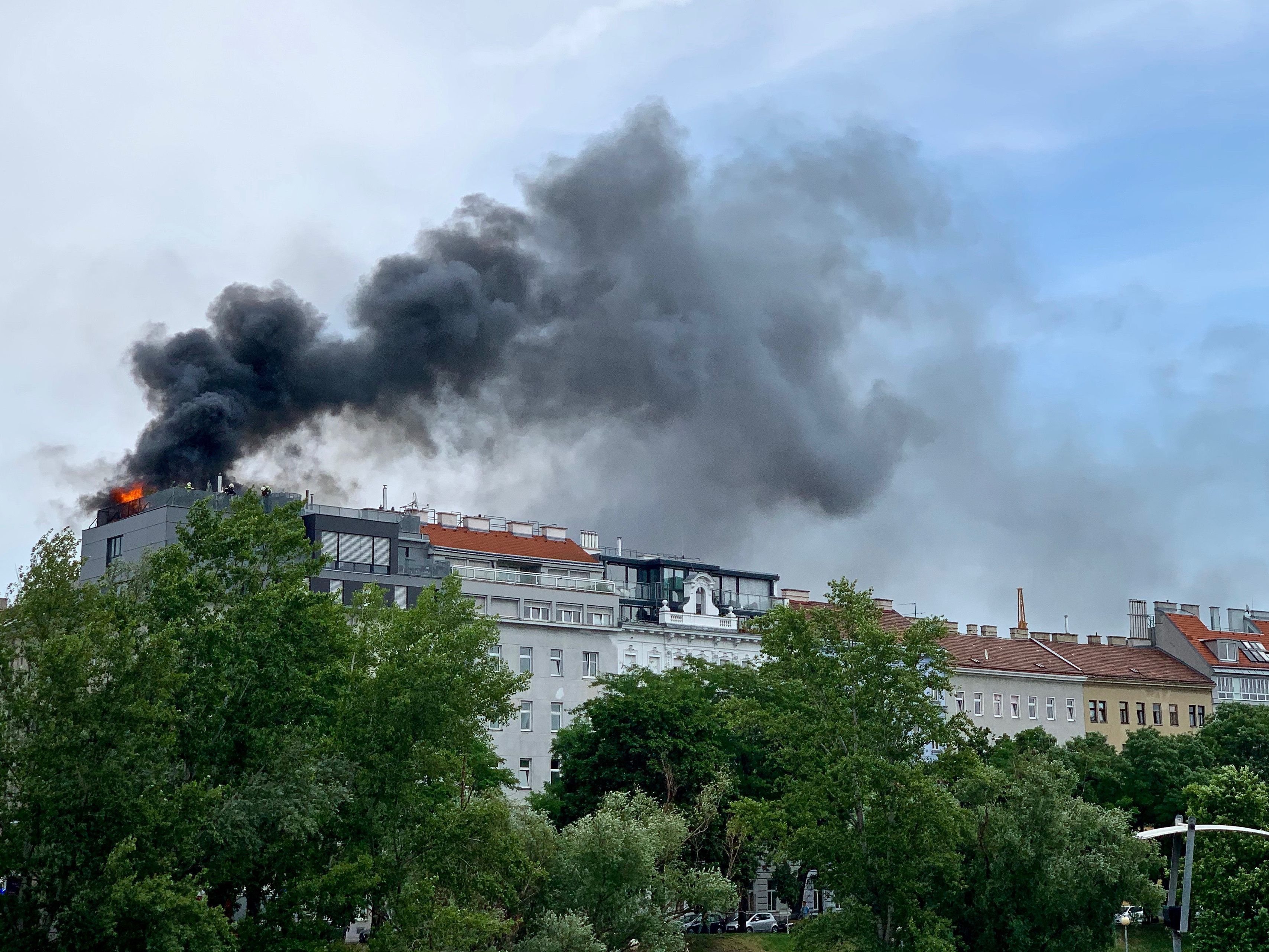 Heute kam es in Wien-Brigittenau zu einem Brand auf einer Dachterrasse.