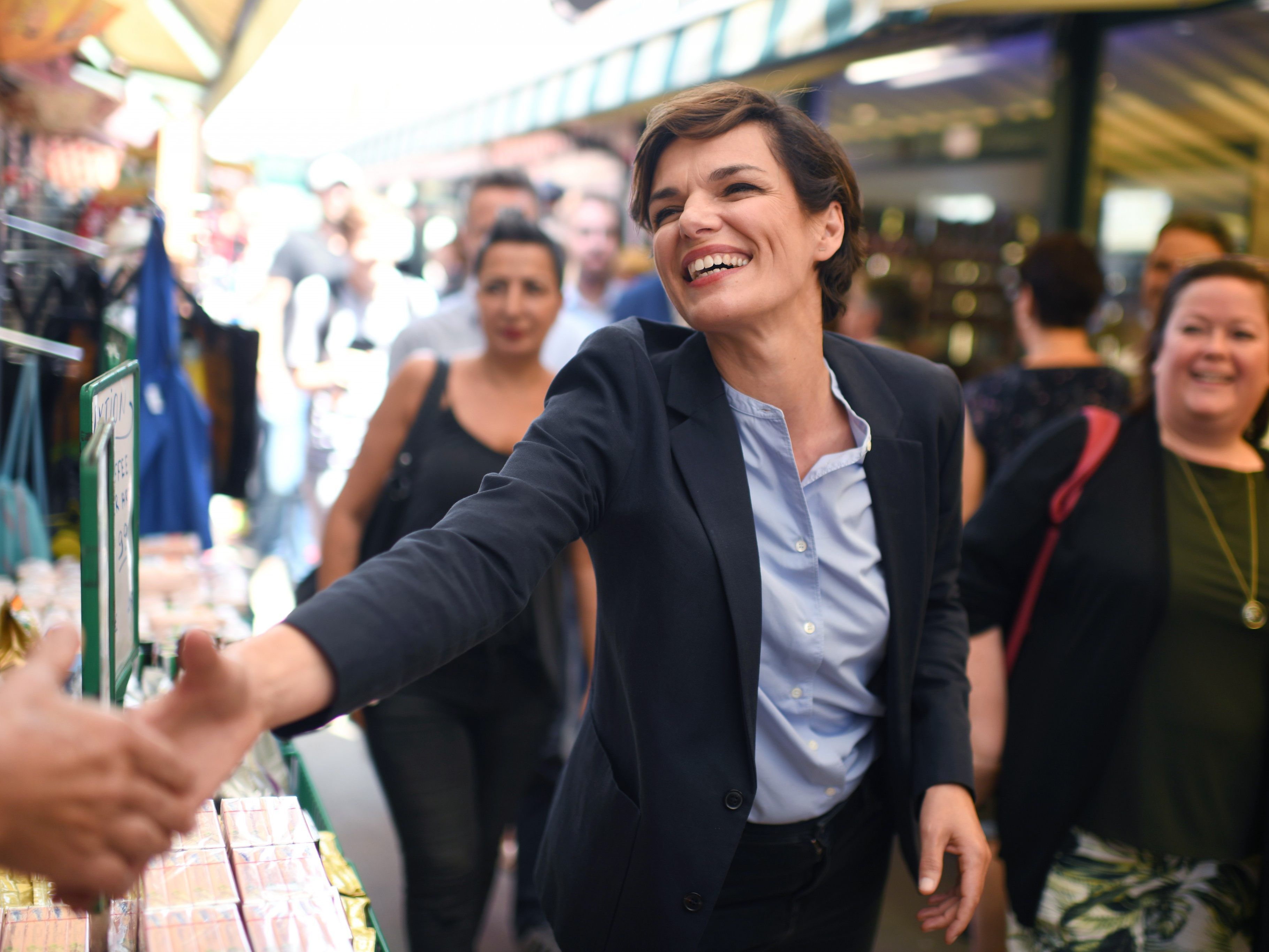 Rendi-Wagner suchte am Wiener Naschmarkt Kontakt zu den Wählern.