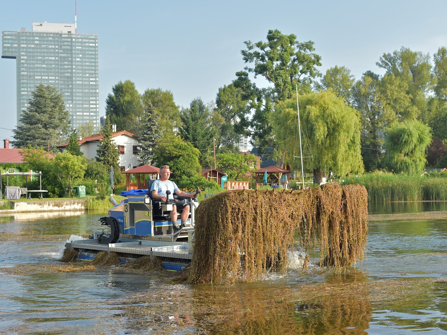 Mähboote werden zum Schneiden der Pflanzen und zum Sammeln des Schnittguts eingesetzt. Mähboote werden zum Schneiden der Pflanzen und zum Sammeln des Schnittguts eingesetzt.