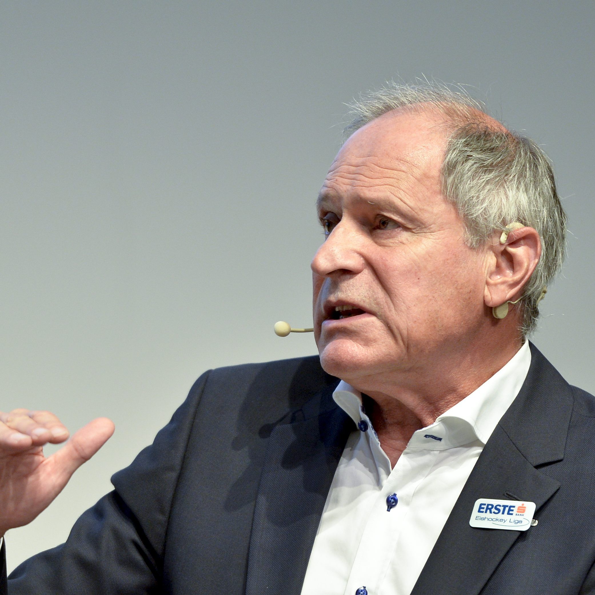 Peter Mennel gab berufliche Gründe an.