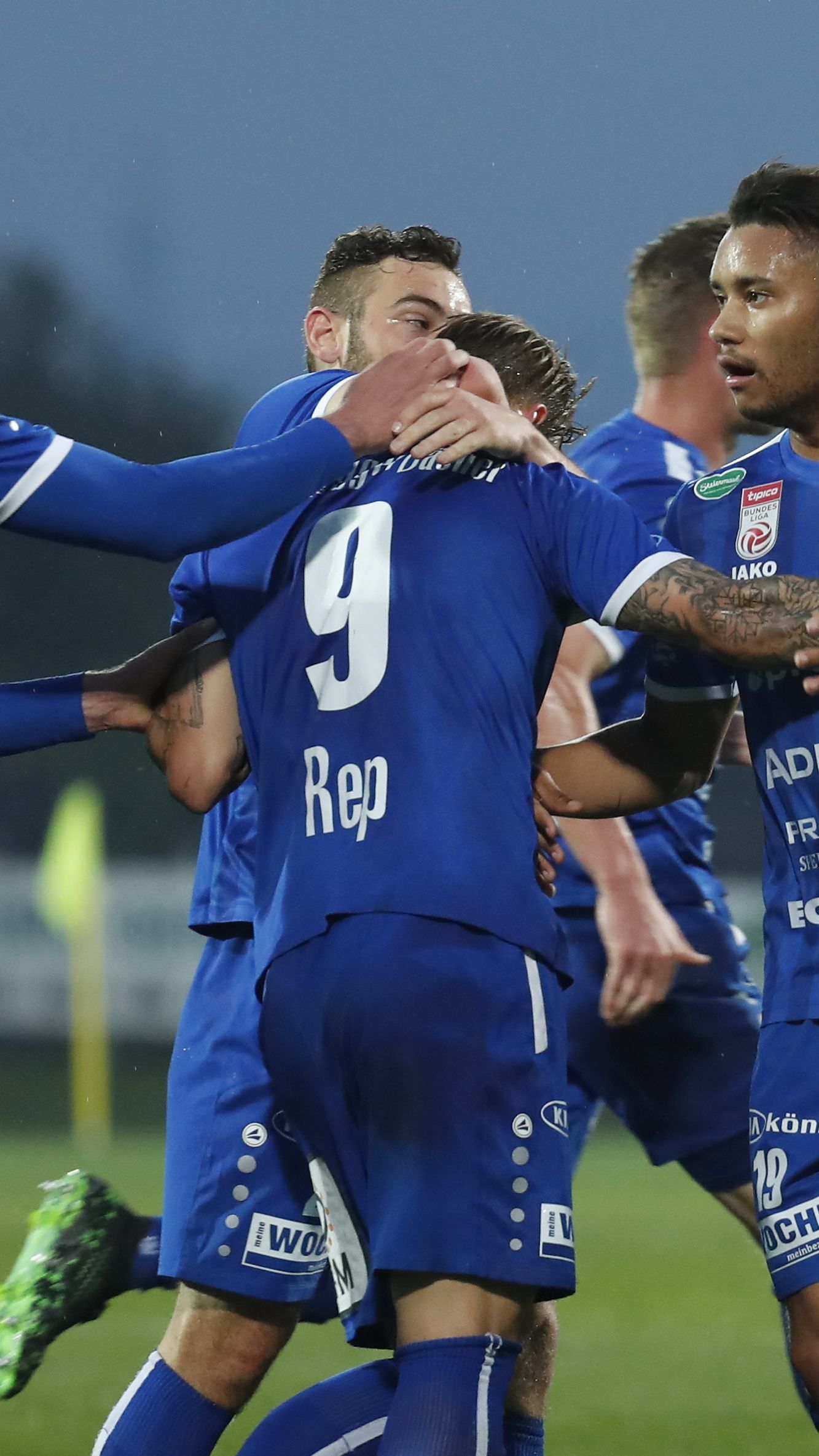 Michael Blauensteiner (rechts im Bild) wird nach Litauen verliehen.