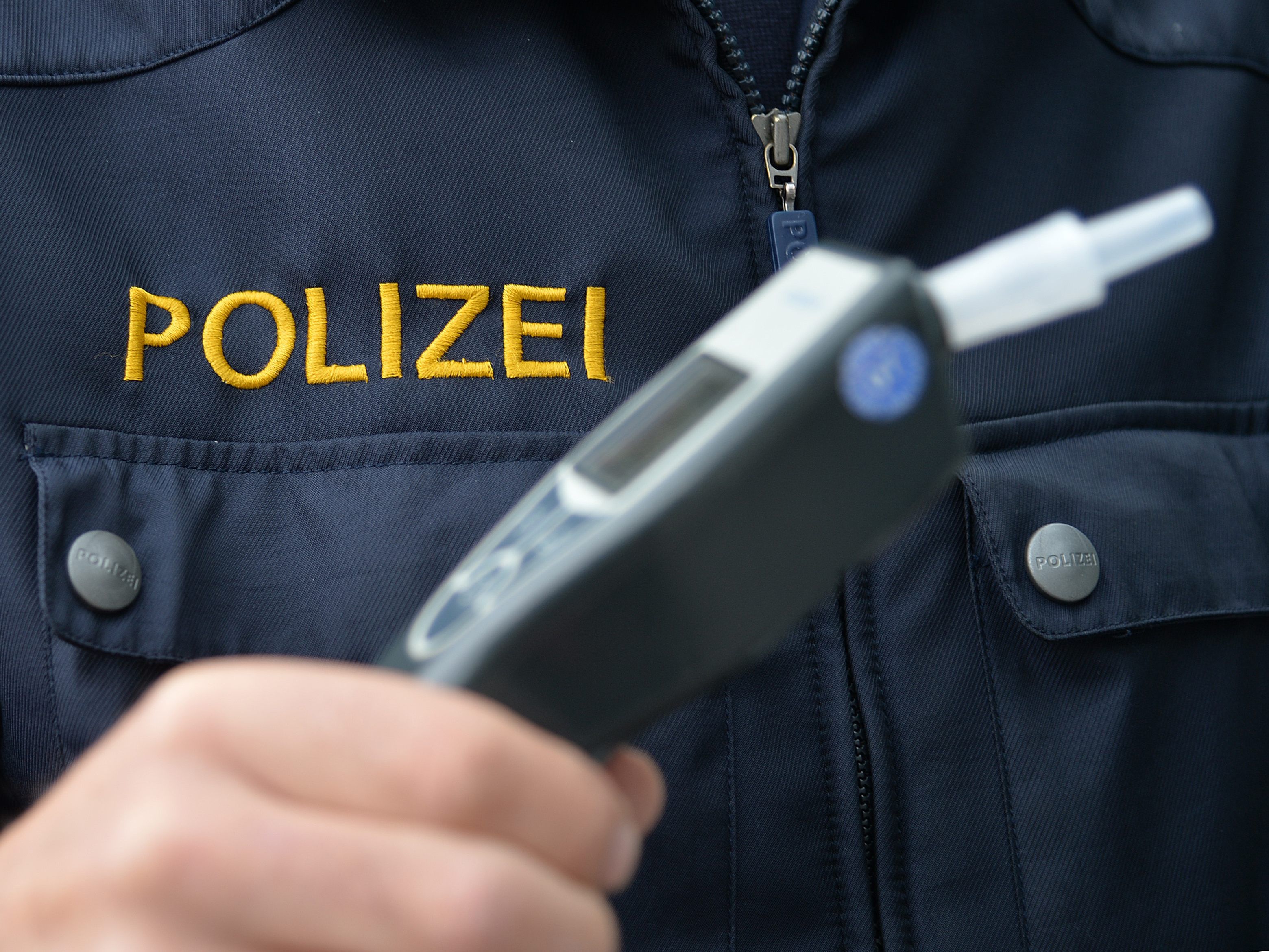 Der Autofahrer verweigerte einen weiteren Alko-Test und attackierte die Polizisten.