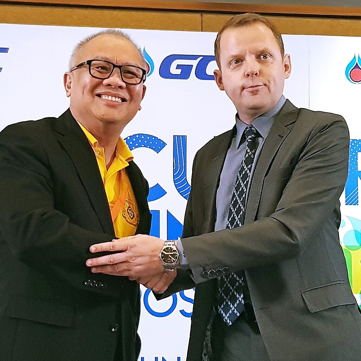 ALPLA Regional Manager Bernd Wachter und Supattanapong Punmeechaow, Präsident und CEO von GC, im Rahmen des „Circular Living Symposium 2019 – Upcycling Our Planet“ Ende Juni in Bangkok.