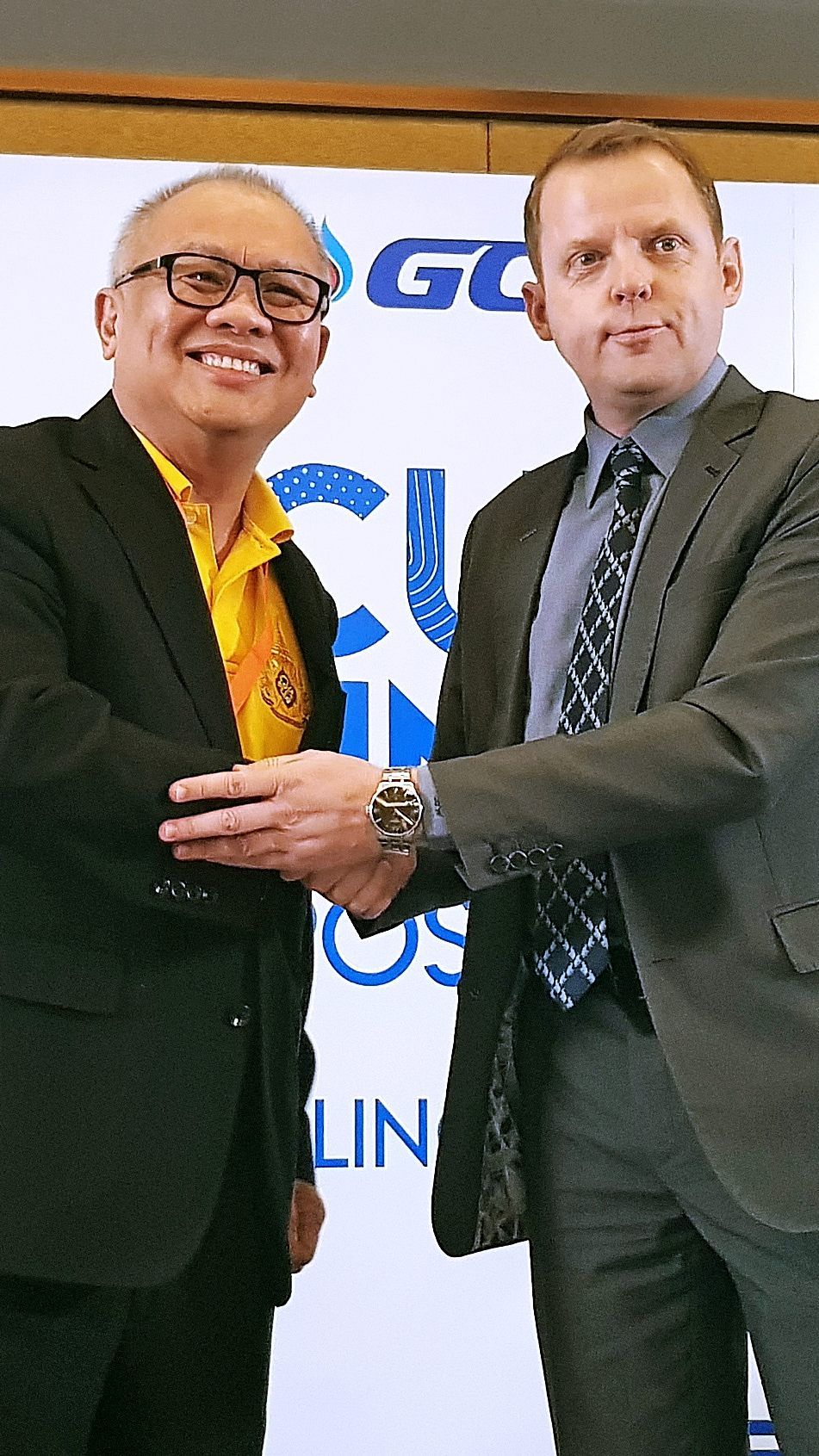 ALPLA Regional Manager Bernd Wachter und Supattanapong Punmeechaow, Präsident und CEO von GC, im Rahmen des „Circular Living Symposium 2019 – Upcycling Our Planet“ Ende Juni in Bangkok.