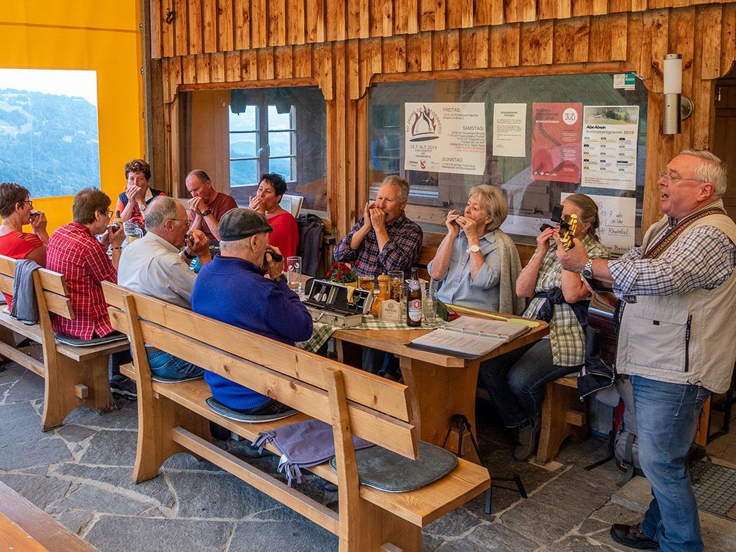 Musizieren auf Alpe Almein Musizieren auf Alpe Almein
