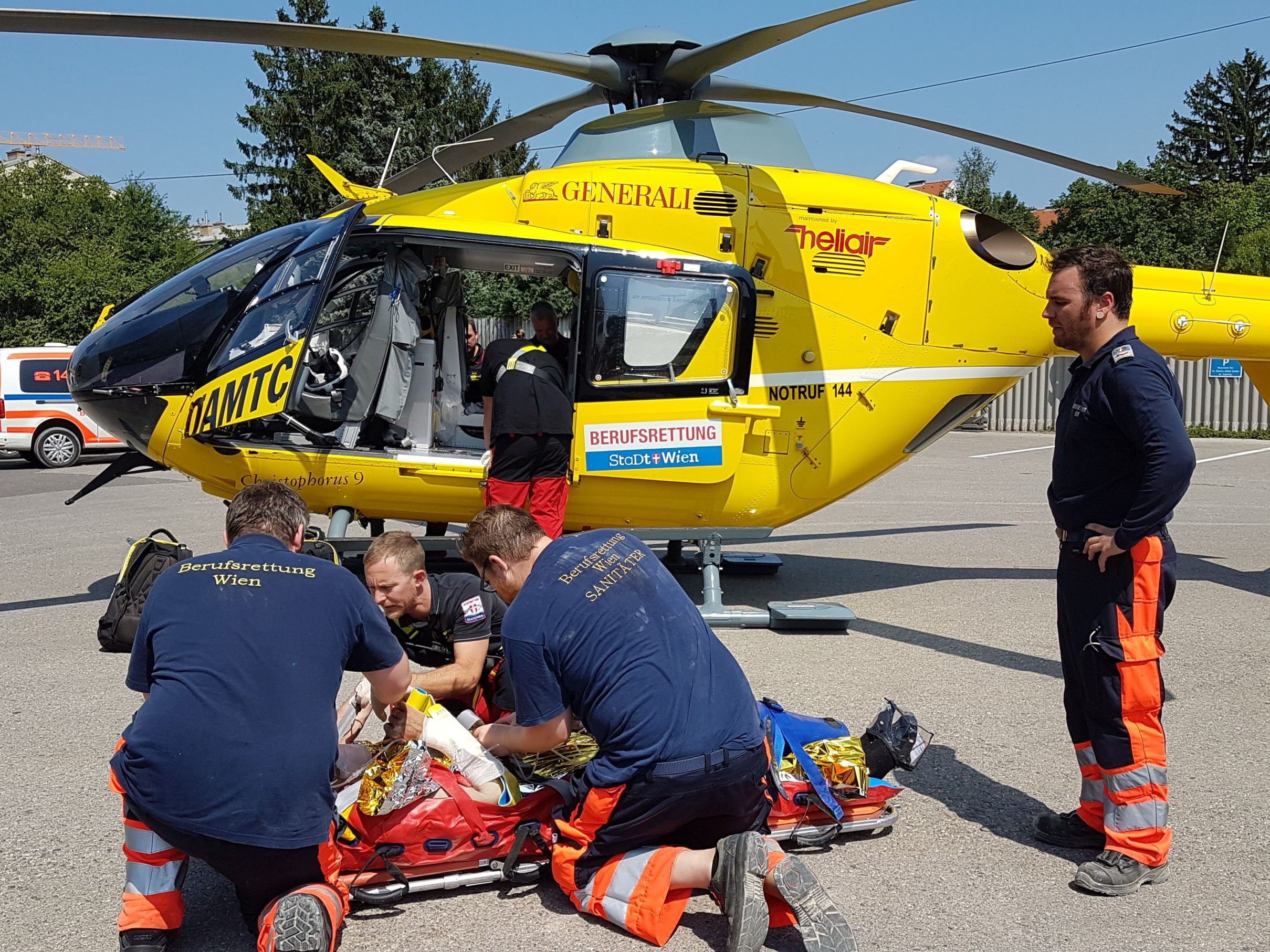 Der Mann wurde mit dem Rettungshubschrauber in ein Krankenhaus geflogen. Der Mann wurde mit dem Rettungshubschrauber in ein Krankenhaus geflogen.