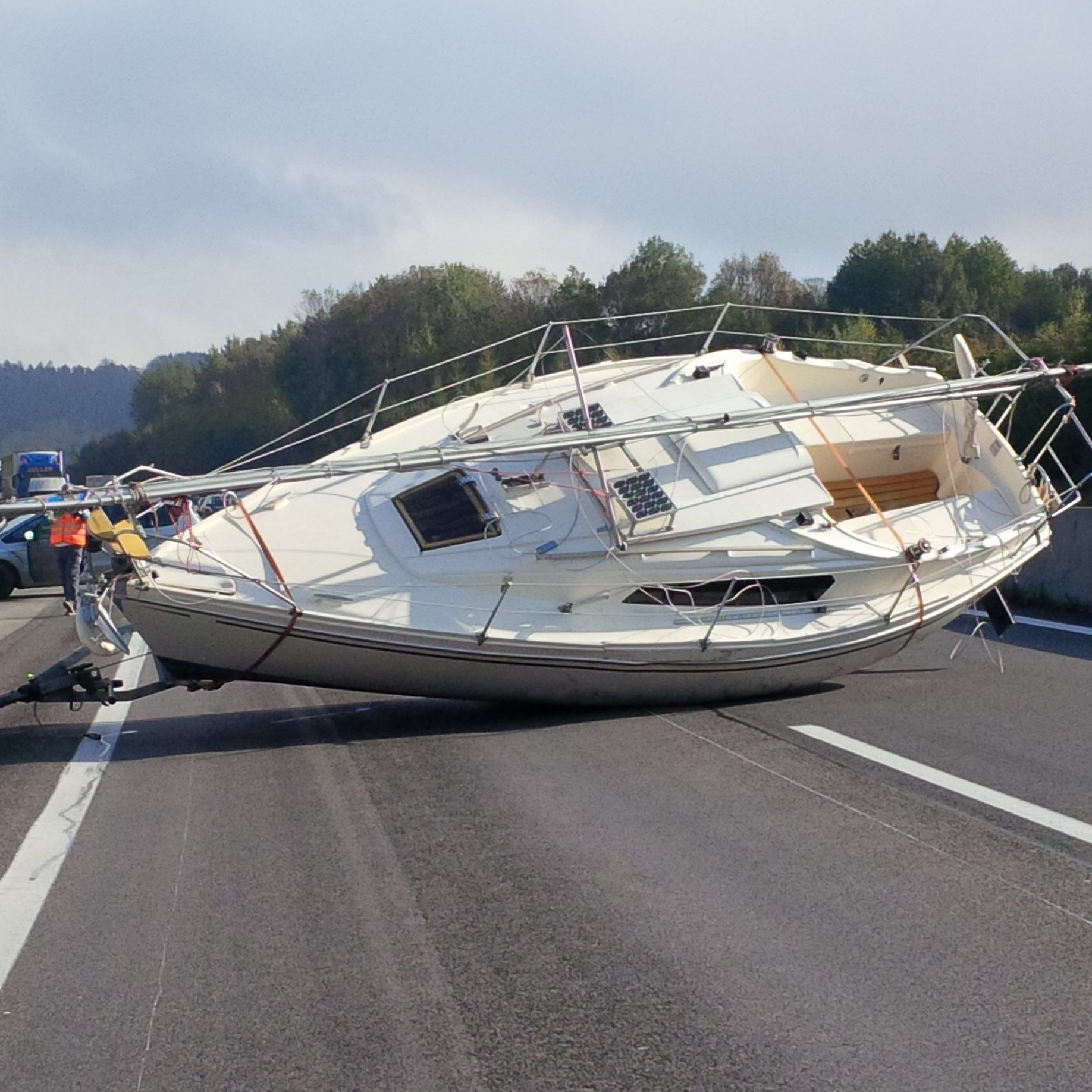 Von Kühlschränken bis hin zu Segelbooten - unglaublich, was alles so auf den Autobahnen landet