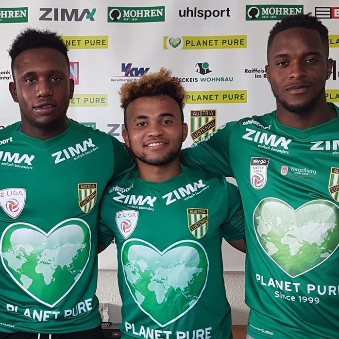 Sportdirektor Christian Werner mit den drei Jamaikanern im Kader von Austria Lustenau.