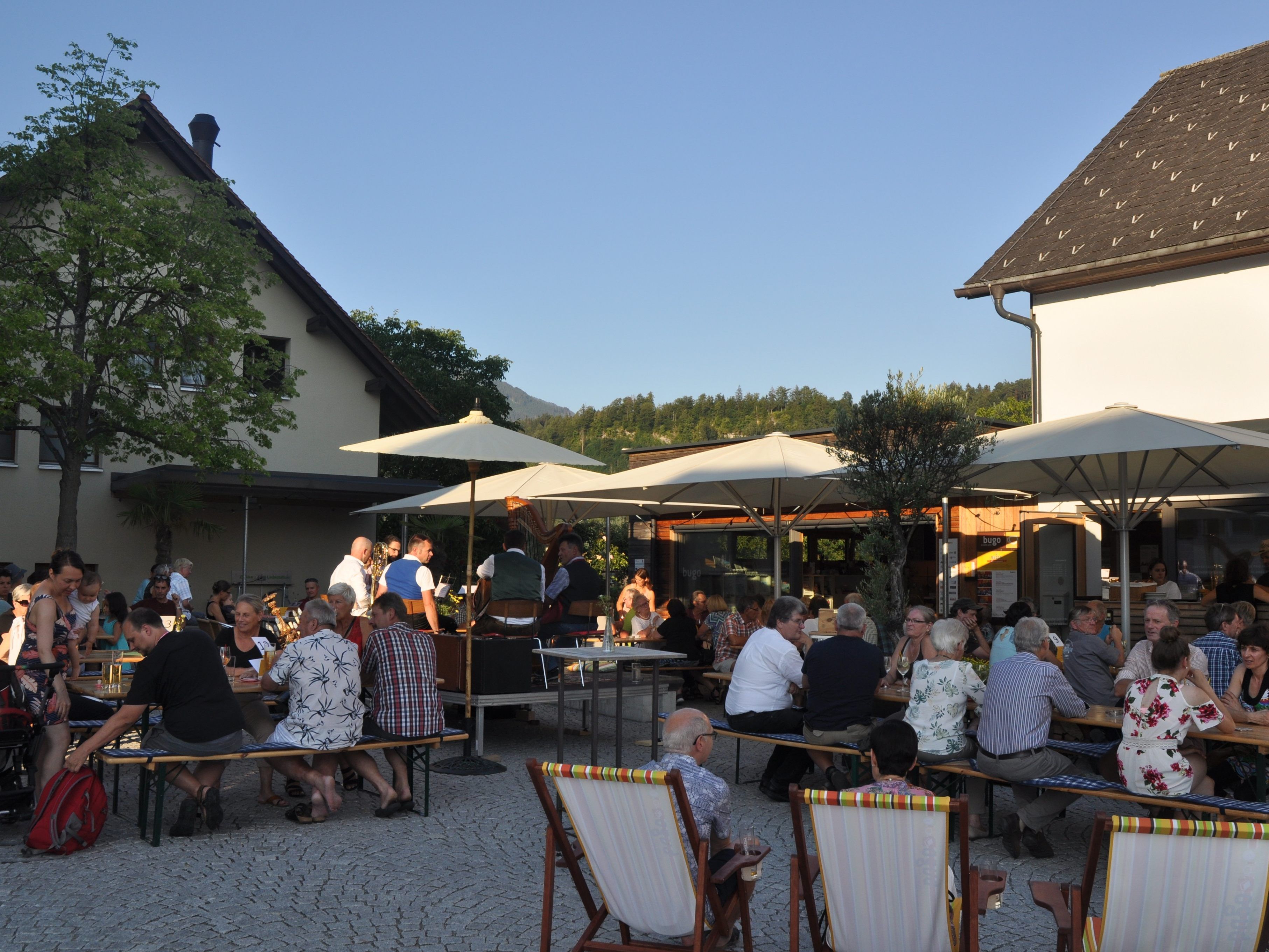 Vollbesetzter Bugo Platz