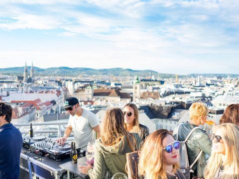 Die Freiluft-Bar muss nach einem Bescheid des Magistrats schließen.