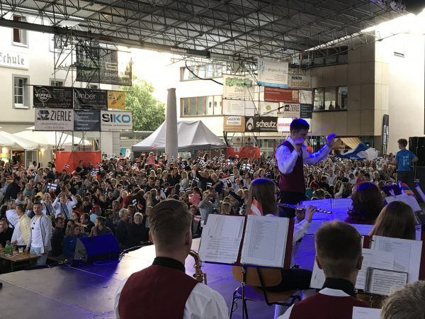 Zum Bersten voll war der Vorplatz zur Festbühne am Sonntagabend in Höchst. Die Gymnaestrada-Gäste wurden ausgiebig gefeiert.