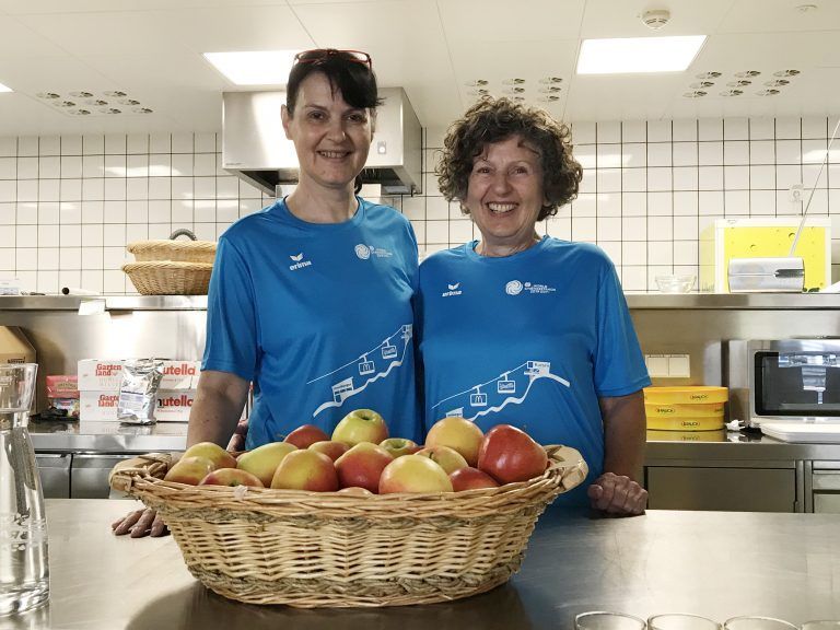 Ingrid und Hannelore (v.l.) sind zwei von vielen guten Geistern, ohne die eine Weltgymnaestrada nicht möglich wäre.