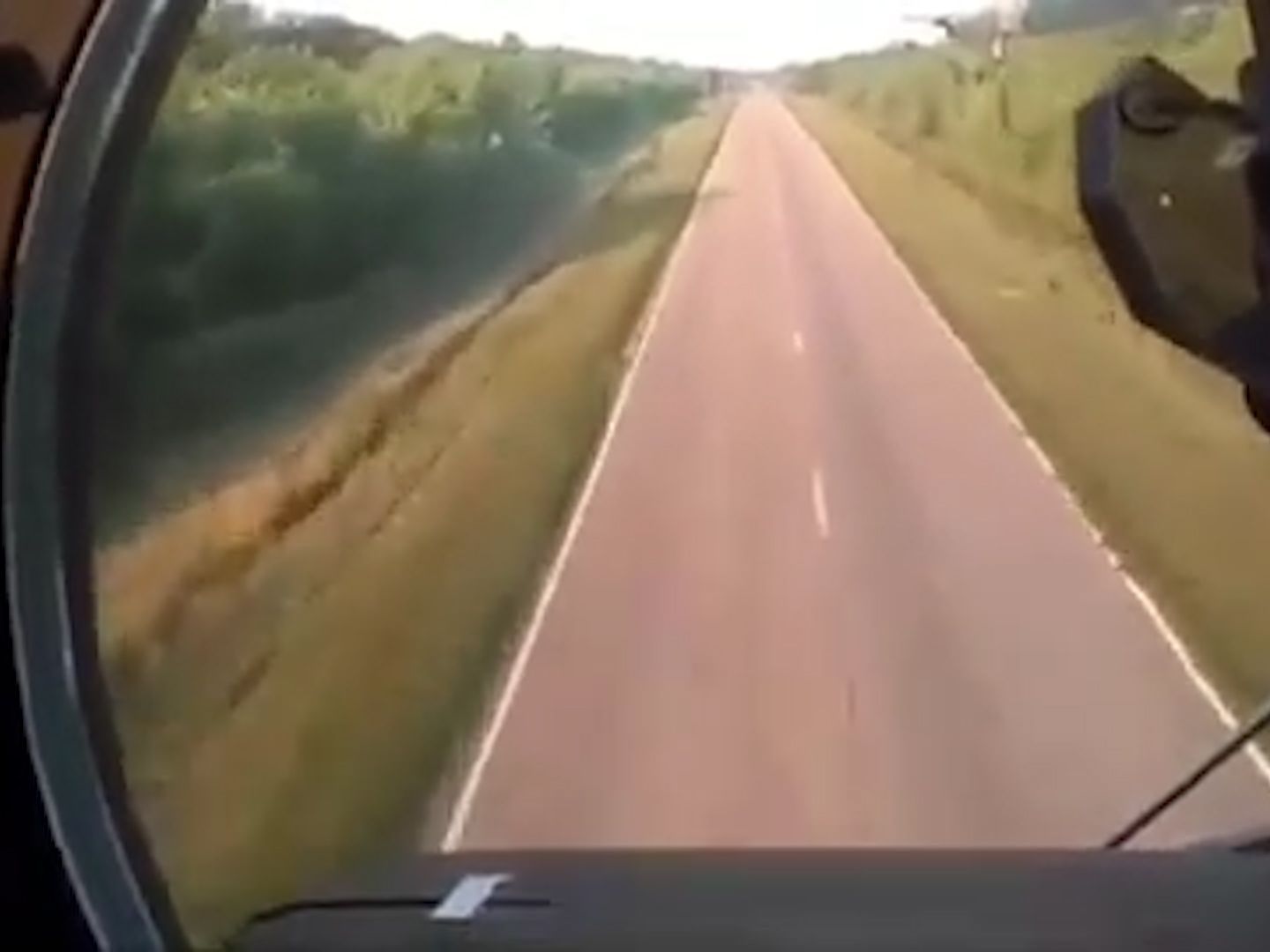 Ein Russischer Helikopter-Pilot flieg tief über dem Boden.