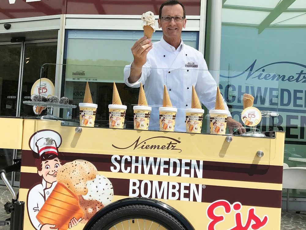 Das Schwedenbomben Eis ist der neueste Zuwachs der Familie Niemetz. Das Schwedenbomben Eis ist der neueste Zuwachs der Familie Niemetz.