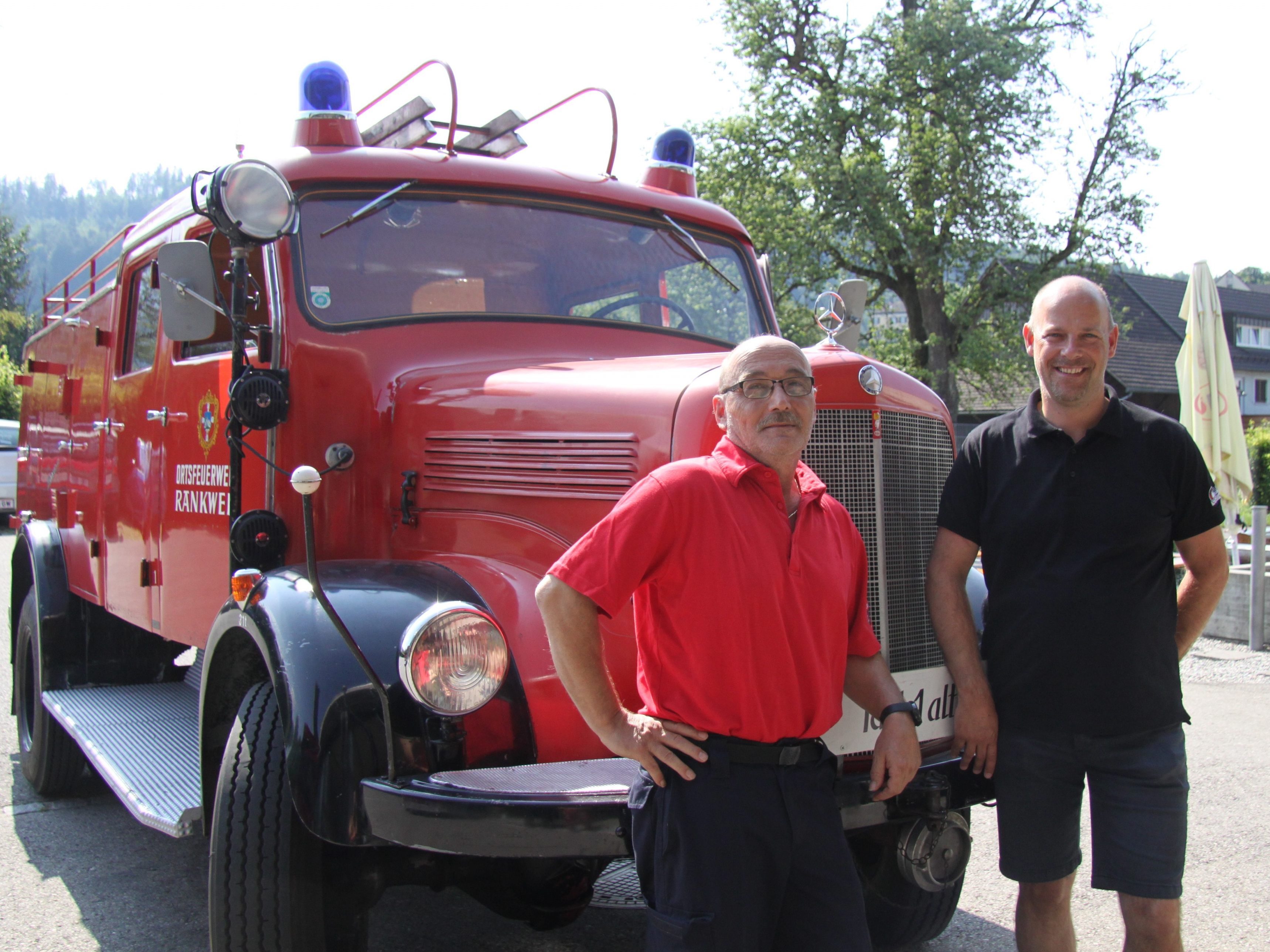 Kommandant Hans Lampert und Stellvertreter Markus Mayr mit dem alten Feuerwehrauto.
