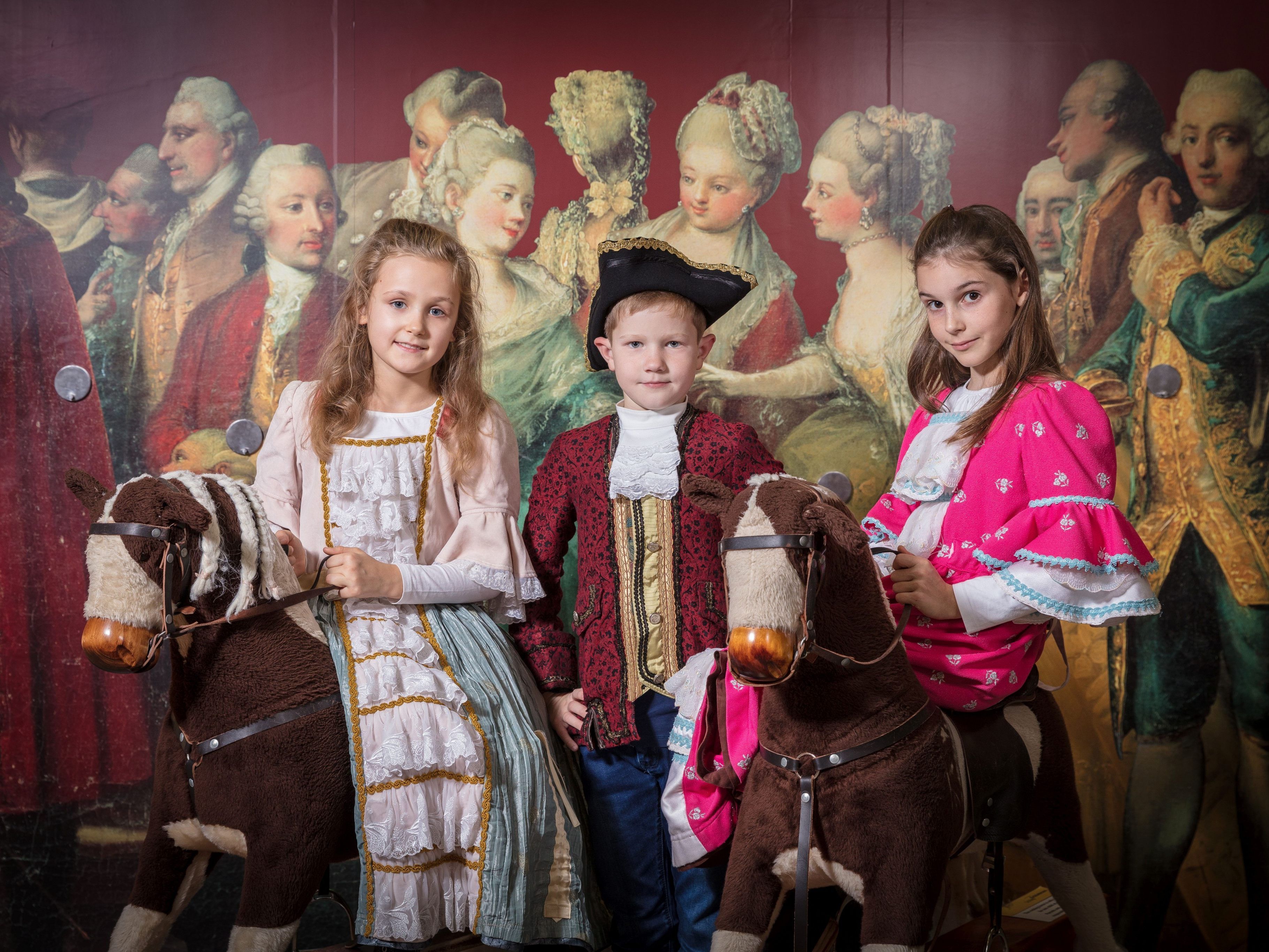 Im SChloss Schönbrunn wandeln die Kinder auf den Spuren von Kaisern und Königen. Im SChloss Schönbrunn wandeln die Kinder auf den Spuren von Kaisern und Königen.