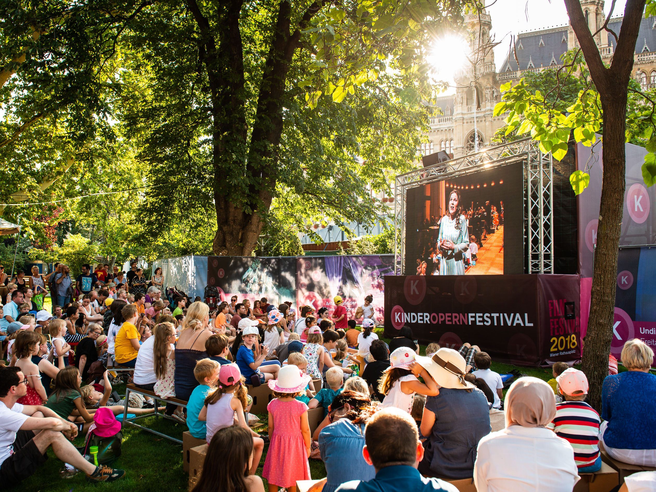 Das Kinderopern Festival entführt die Kleinen zu einer Reise durch die Welt der klassischen Musik. Das Kinderopern Festival entführt die Kleinen zu einer Reise durch die Welt der klassischen Musik.