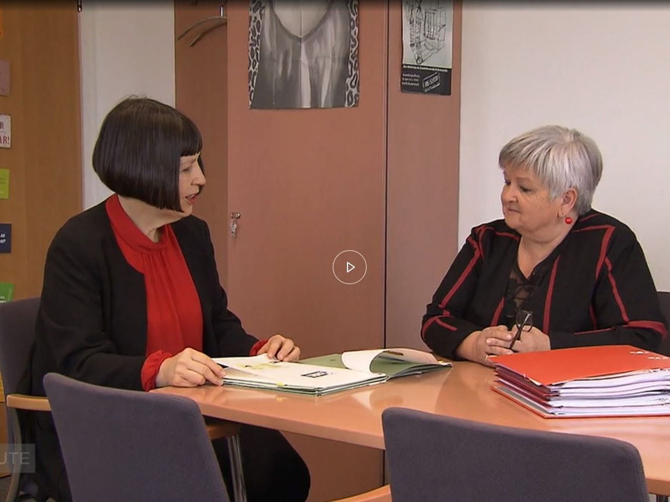 Karin Engstler und Christine Schreiber tauschen sich zum Schul- und Bildungssystem aus