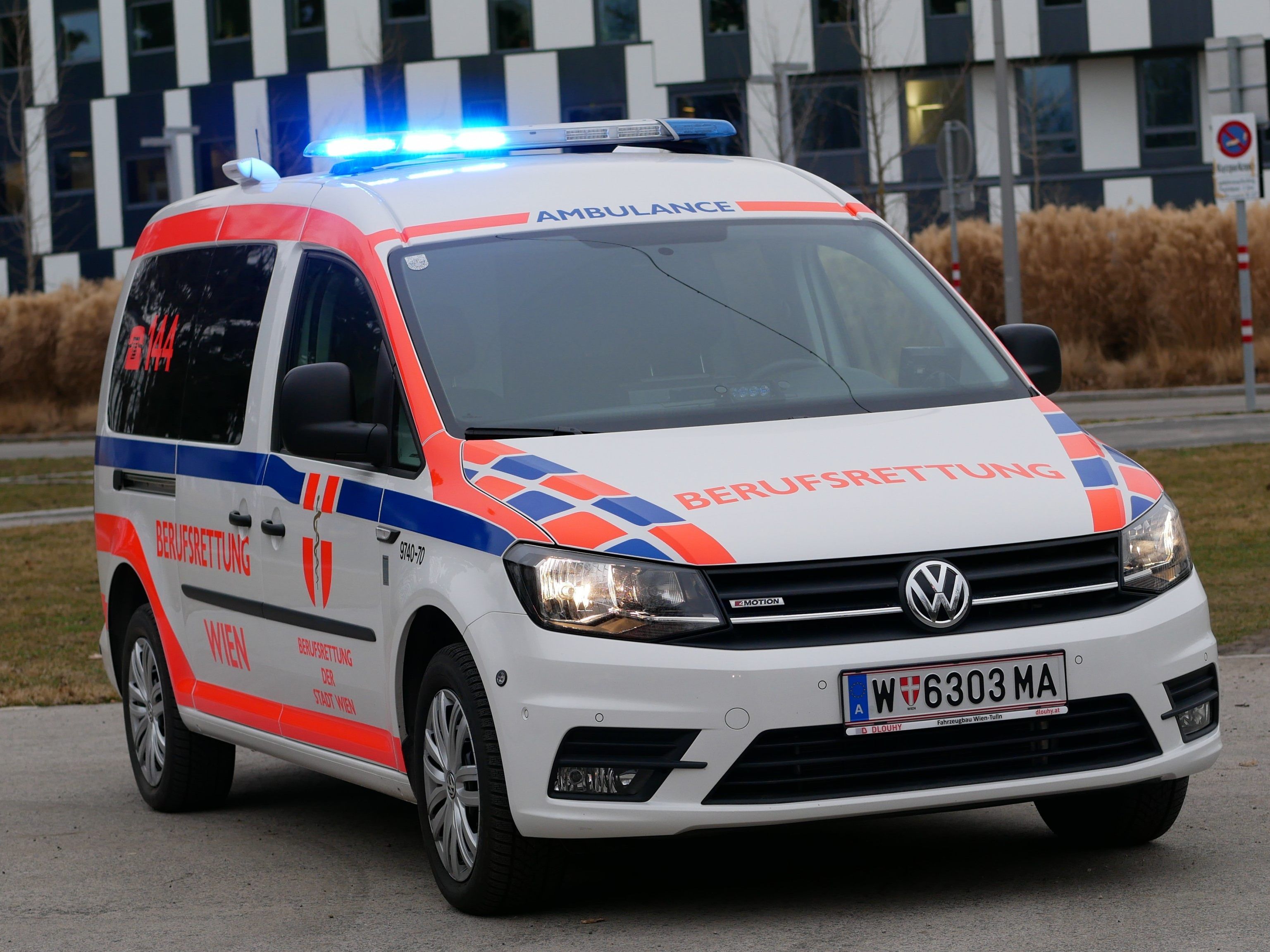 Der verletzte Motorradfahrer wurde von der Wiener Berufsrettung erstversorgt. Der verletzte Motorradfahrer wurde von der Wiener Berufsrettung erstversorgt.
