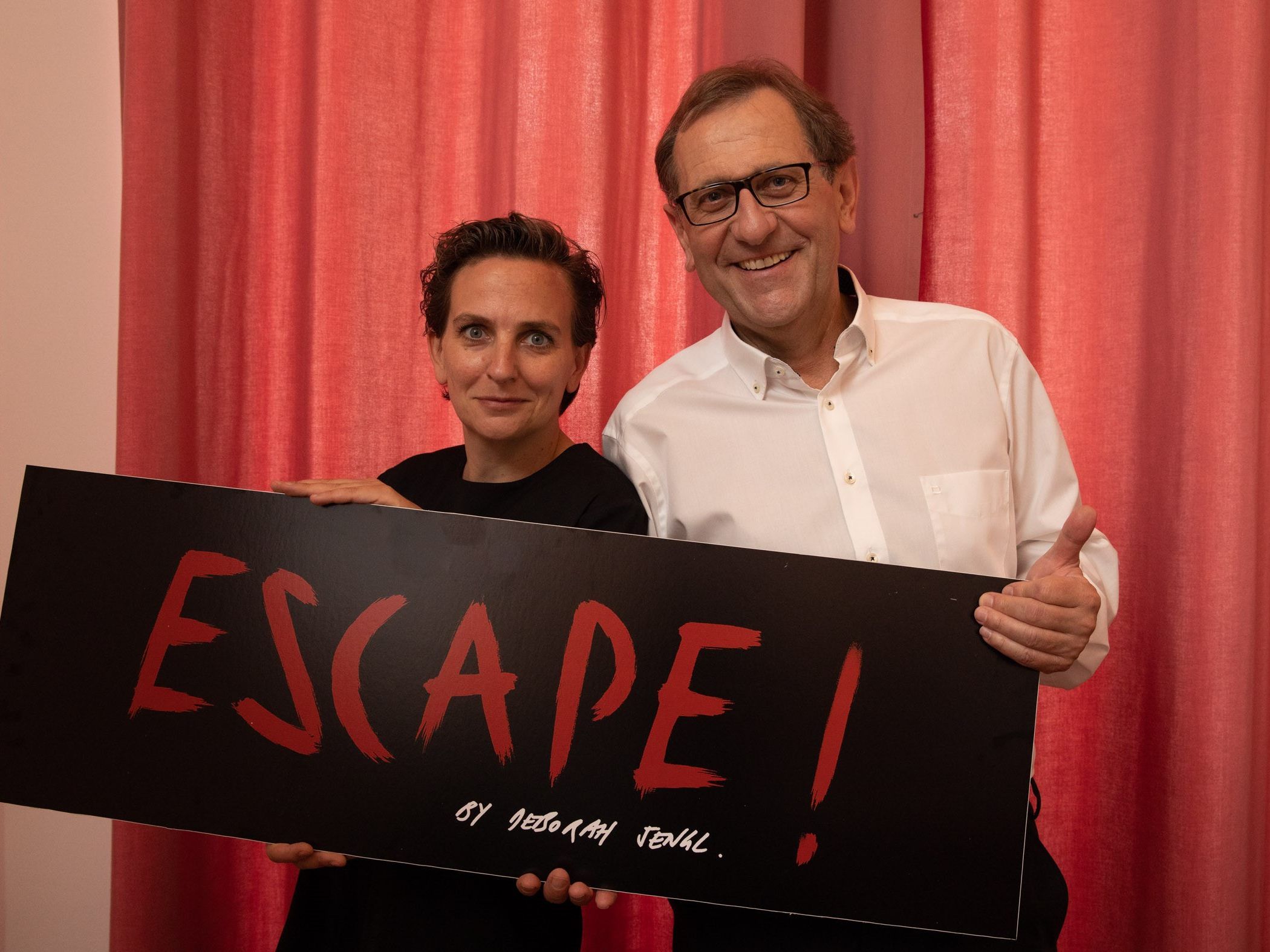 v.l.n.r.: Deborah Sengl, Künstlerin; Christian Strasser, Direktor MuseumsQuartier Wien