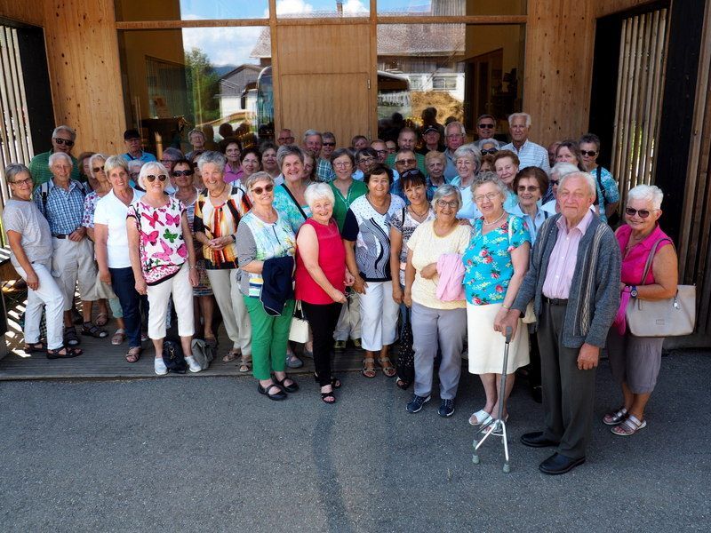 Gruppenbild vor dem Verkaufsladen