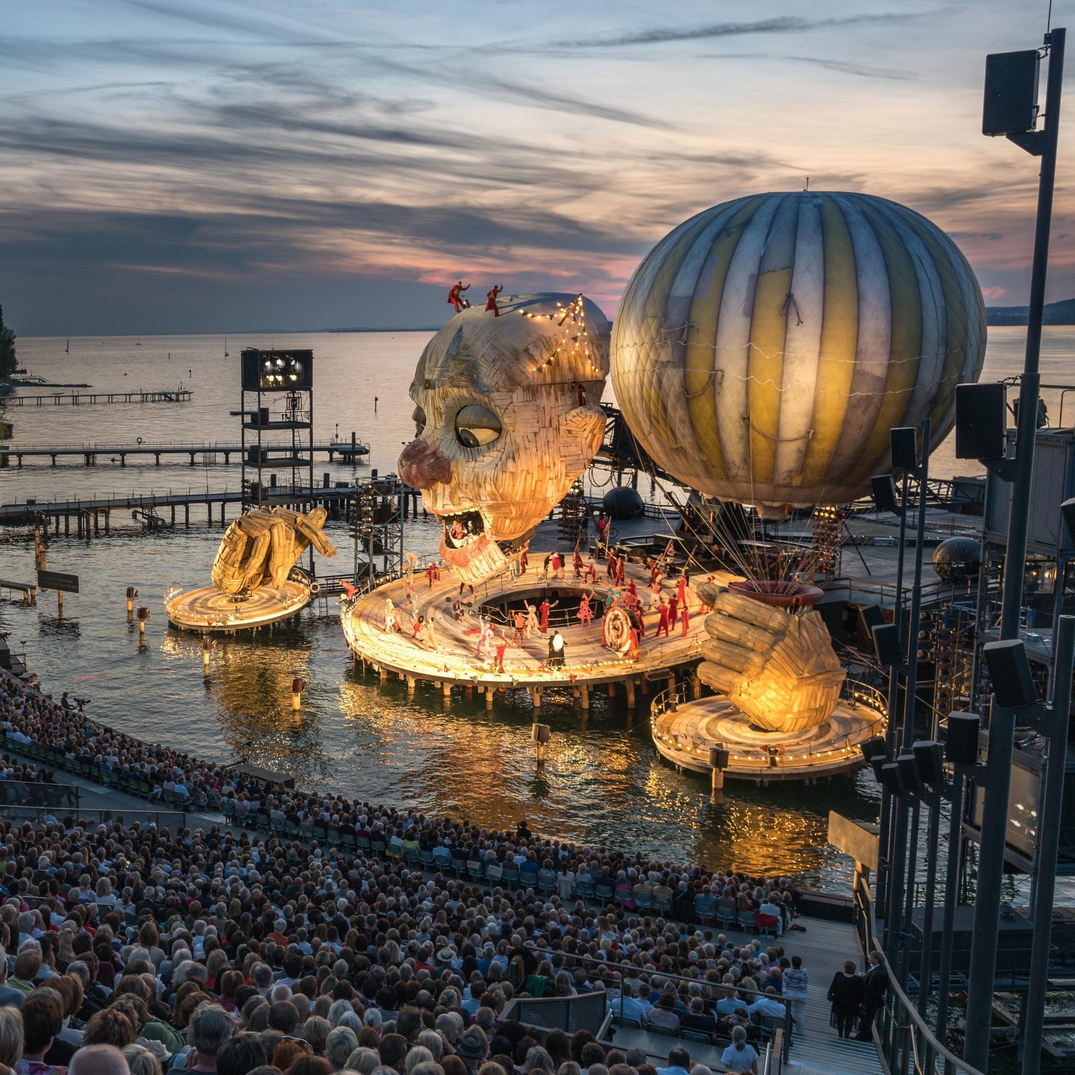 Inszenierung, Bühne und Wetter - Alles beeindruckte am Premerienabend für Verdis "Rigoletto" auf der Bregenzer Seebühne.