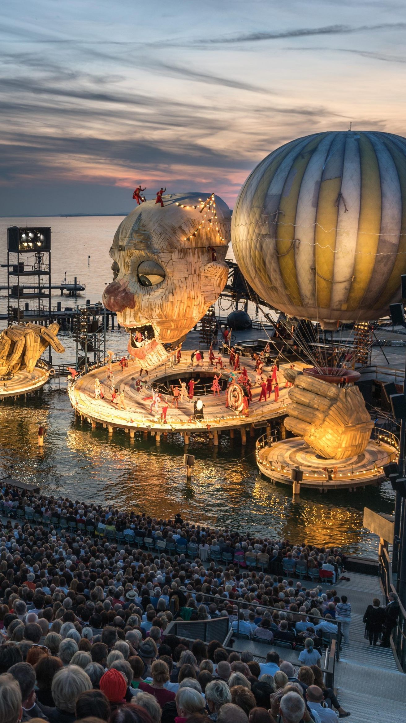 Inszenierung, Bühne und Wetter - Alles beeindruckte am Premerienabend für Verdis "Rigoletto" auf der Bregenzer Seebühne.