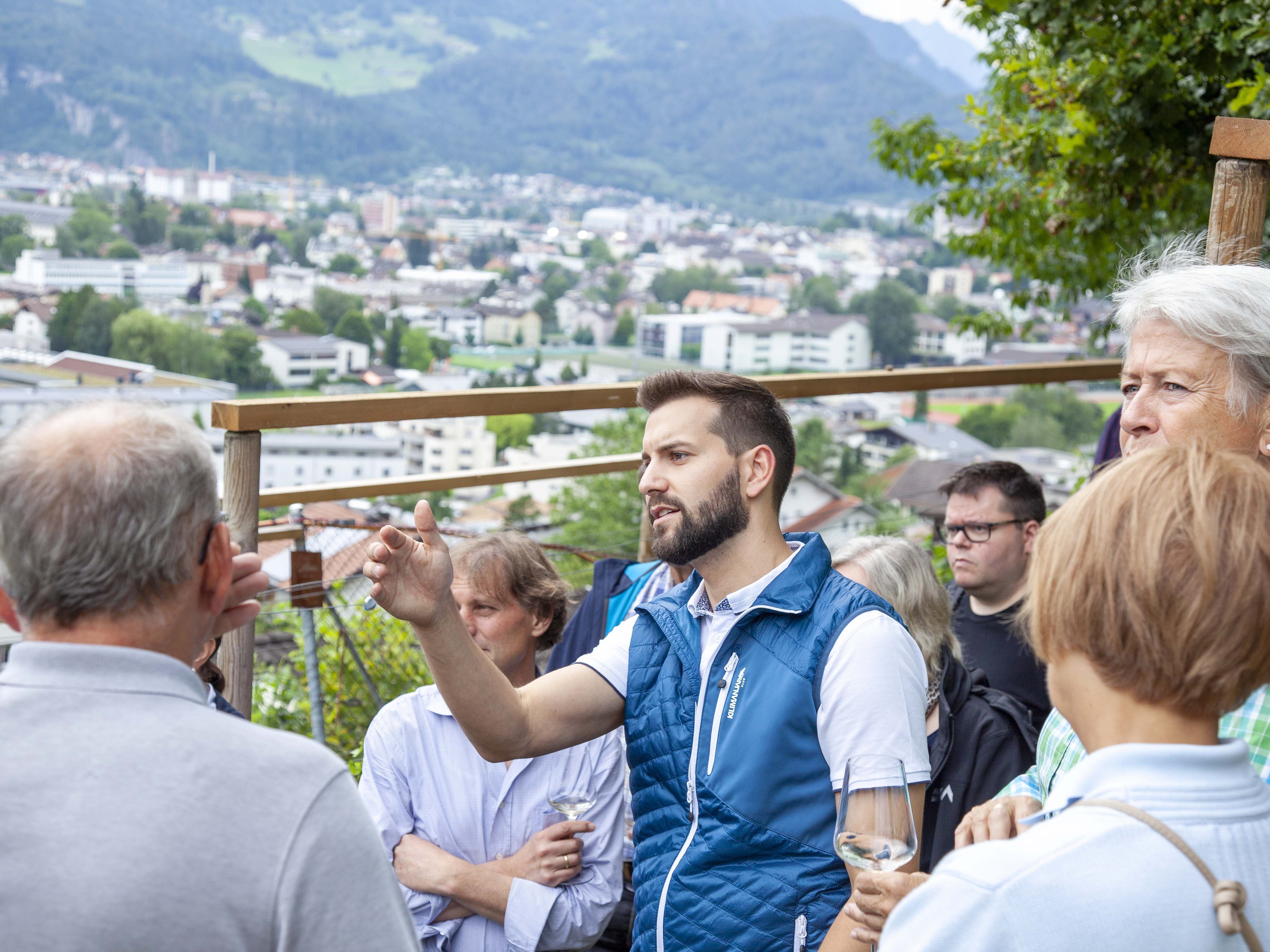 Bürgermeister-Kandidat Simon Tschann ließ hinter die Kulissen seines Weinbau-Projekts oberhalb von Bludenz blicken. Bürgermeister-Kandidat Simon Tschann ließ hinter die Kulissen seines Weinbau-Projekts oberhalb von Bludenz blicken.