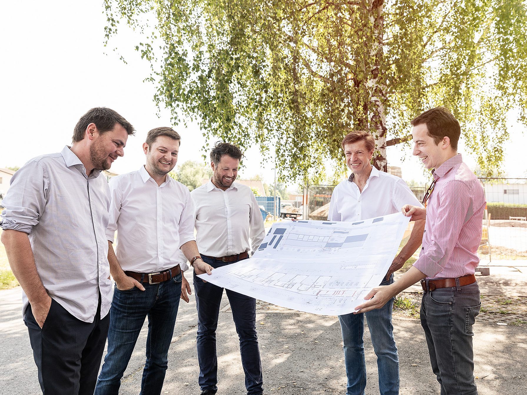 Nach den Plänen von Architekt Bernardo Bader erhält der Kindergarten am Schlatt einen Erweiterungsbau: Architekt Bernardo Bader, Hochbaugemeinderat Markus Schlachter, Bernhard Kathrein und Eugen Amann (Bauamt) und Bauprojektleiter Simon Martin.