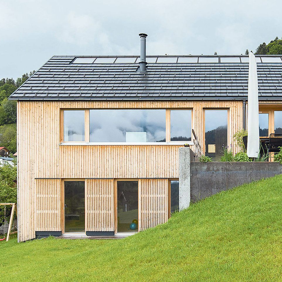 DAS HAUS von Elisabeth und Benedikt Kaufmann steht auf einem rund 700 m² großen, abfallenden Grund.