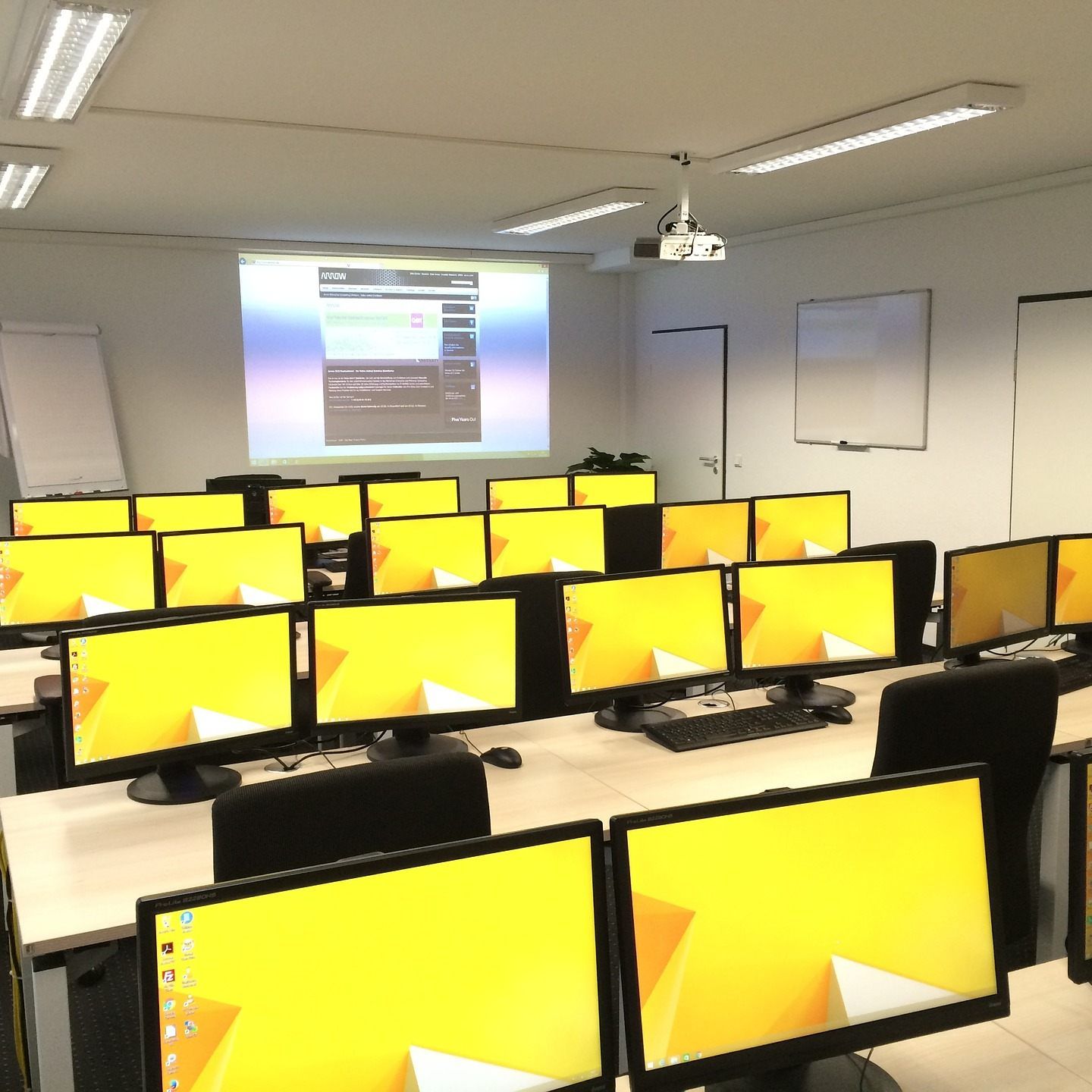 Viele ältere Menschen kennen sich mit Computer und Co. nicht aus.