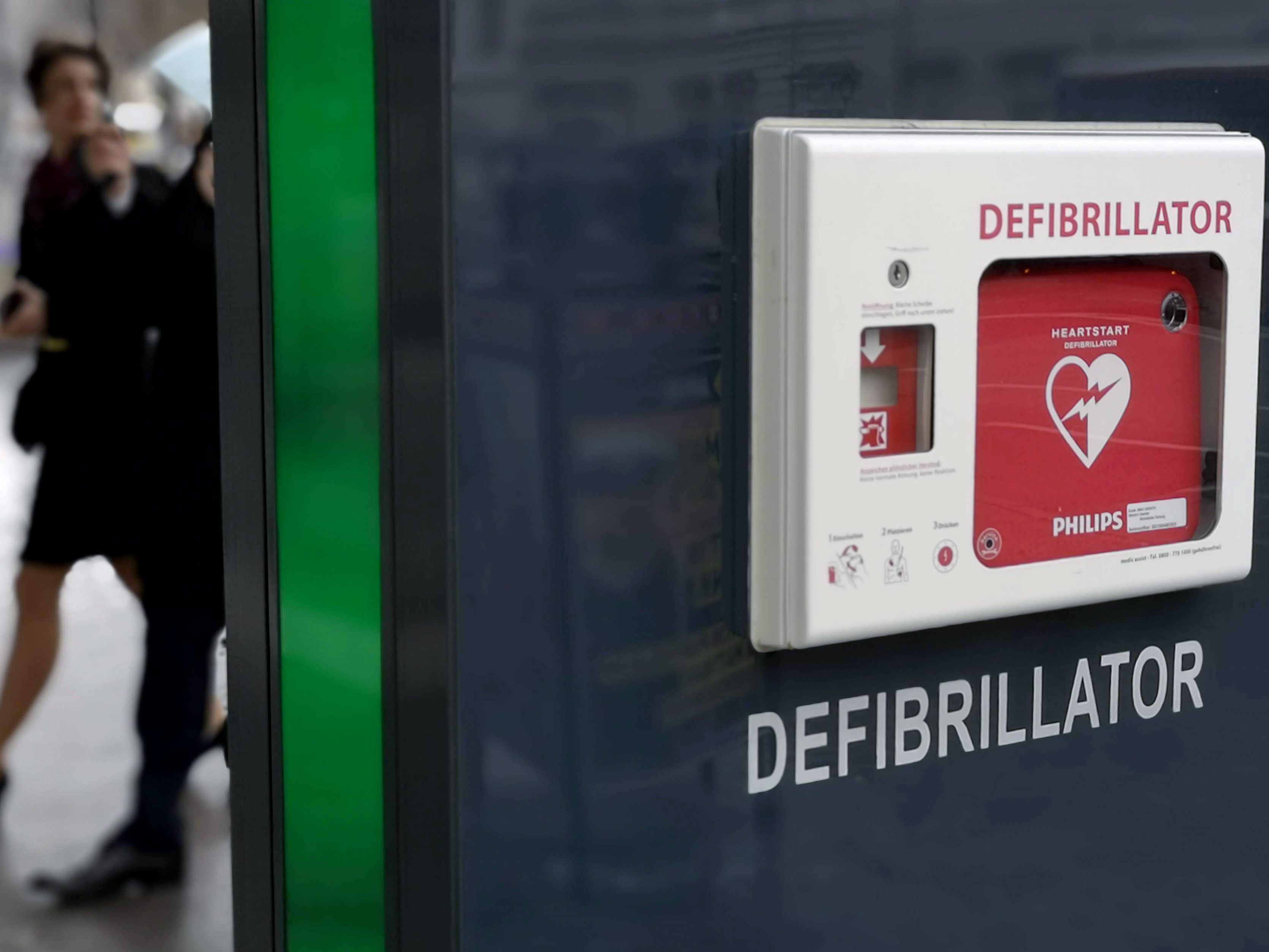 Die Polizisten konnten mit einem Defibrillator das Leben der Frau retten. Die Polizisten konnten mit einem Defibrillator das Leben der Frau retten.
