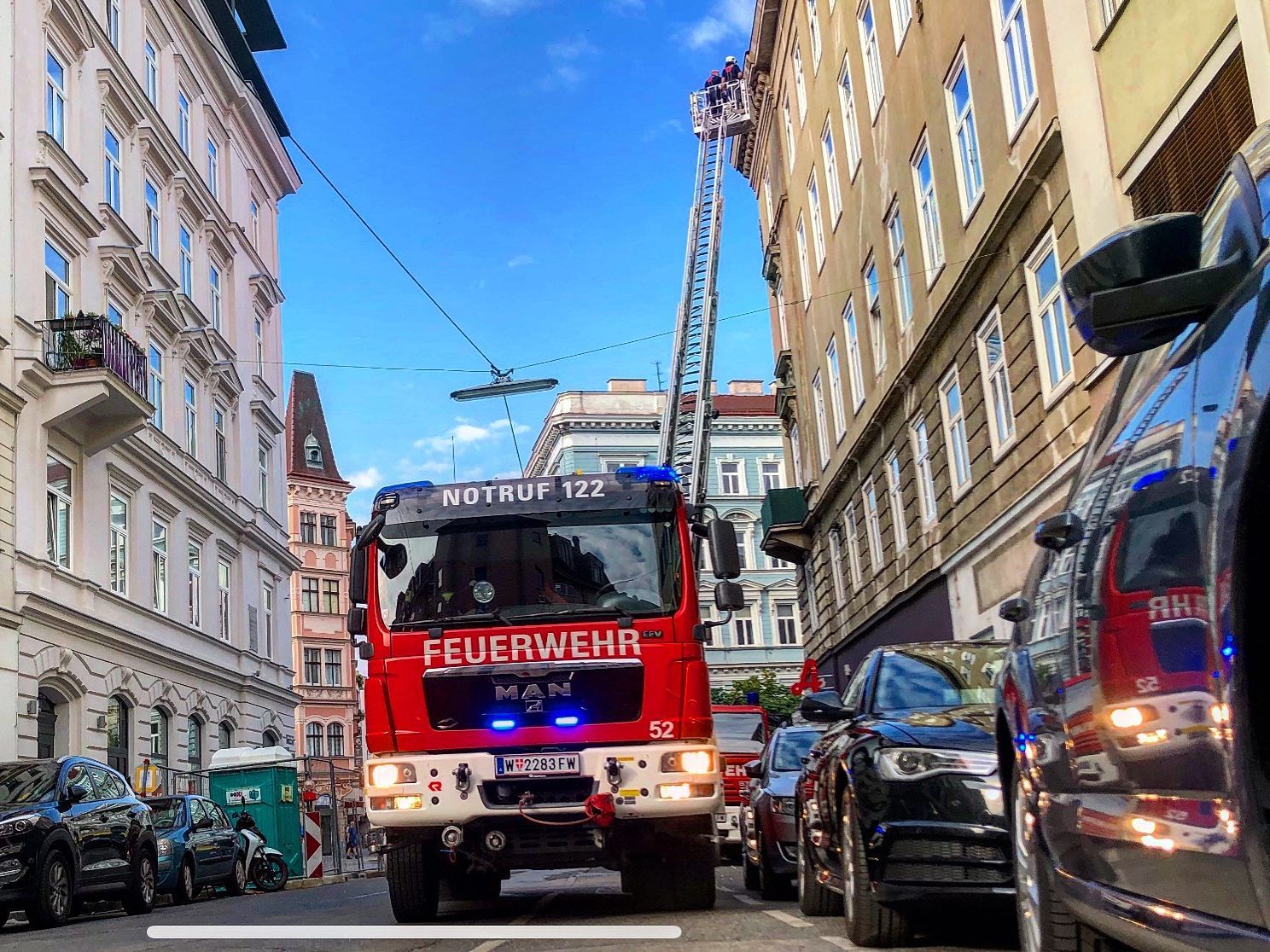 Mit einer Drehleiter entfernte die Feuerwehr die Betonbrocken.