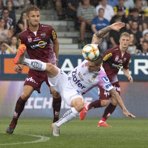 Kapitän Netzer im Zweikampf