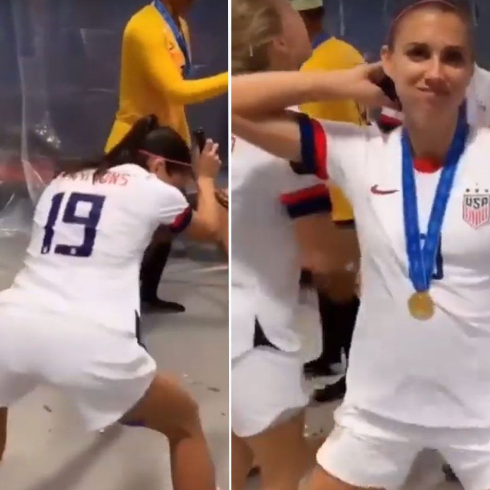 Die Fußballerinnen feierten nach ihrem Sieg ausgelassen in der Kabine.