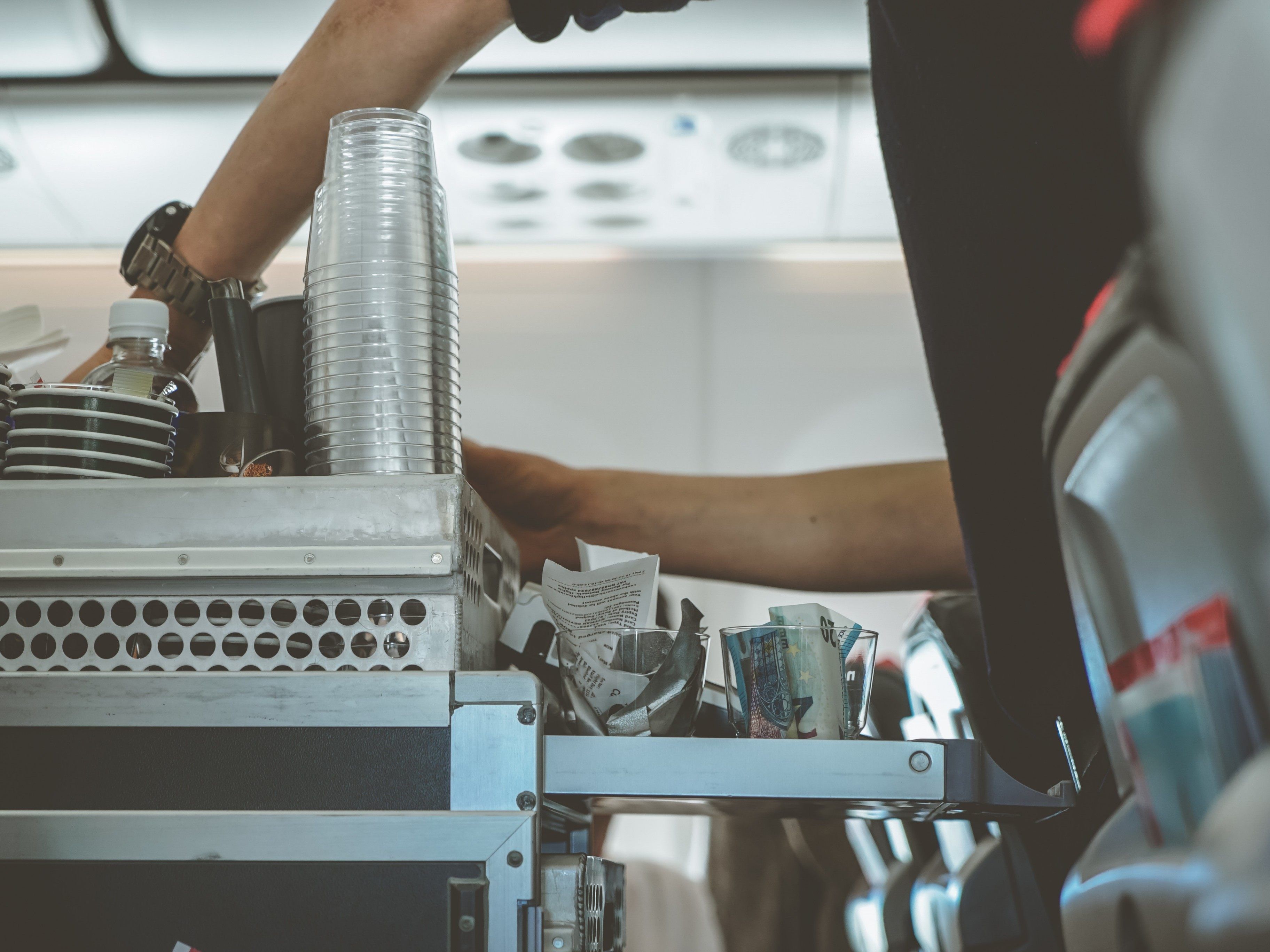 Für Snacks und alkoholischen Getränke muss man bei manchen Airlines tief in die Tasche greifen. Für Snacks und alkoholischen Getränke muss man bei manchen Airlines tief in die Tasche greifen.