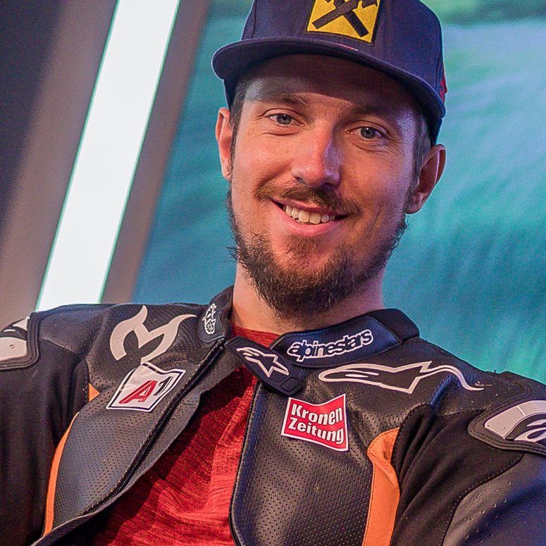 Hirscher probierte sich auf dem Motorrad aus.