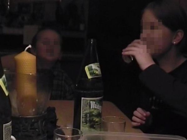 Der Arzt filmte, wie er seine Kinder zum Alkoholkonsum zwang.